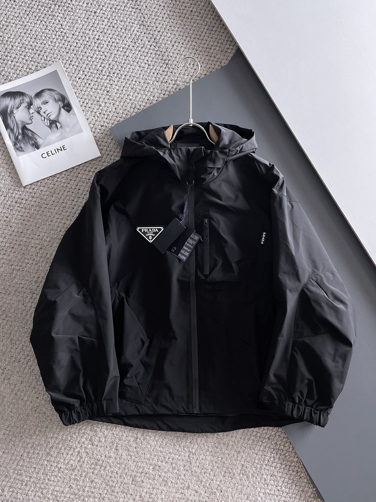 NO:511181,Prada 2025 autumn new jacket jacket, the new product on the show is perfect, comfortable and warm, the three standards are complete in color and full and attractive, and the very outstanding design easily advances the sense of fashion. The workmanship is extremely exquisite and rigorous, and the wiring is neat and meticulous!  A masterpiece of a big-name designer!  The upper body doesn't look bloated and super handsome!  Spot code M ~ XXXL,,prada,jackets & coats,jackets & coats,alexander wang19860909普拉达 2025秋季新款夹克外套,秀场新品品相非常完美,舒适保暖,三标齐全色泽饱满诱人,非常出彩的设计,轻松将时髦感进阶,做工极为考究严谨,走线工整细致！大牌设计师巨作！上身不显臃肿、超级帅气！现货码数M ～ XXXL,,prada,jackets & coats,jackets & coats,alexander wang,Men's clothing