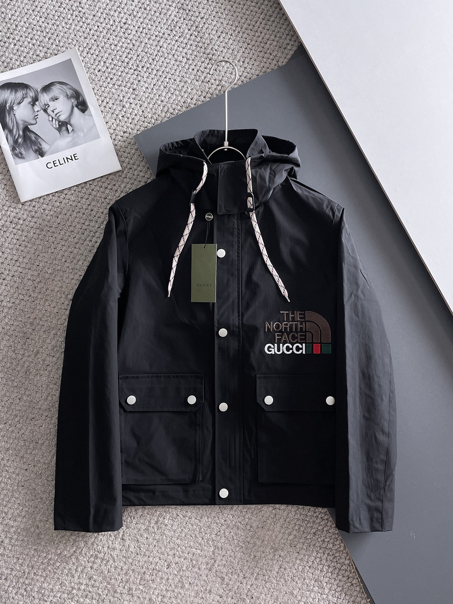 NO:511313,Guqi 2025 autumn new jacket jacket, the new product on the show is perfect, comfortable and warm, the three standards are complete in color and full and attractive, and the very outstanding design easily advances the sense of fashion, the workmanship is extremely exquisite and rigorous, and the wiring is neat and meticulous!  A masterpiece of a big-name designer!  The upper body doesn't look bloated and super handsome!  Spot code M ~ XXXL,,jackets & coats,jackets & coats,alexander wang19860909古奇 2025秋季新款夹克外套,秀场新品品相非常完美,舒适保暖,三标齐全色泽饱满诱人,非常出彩的设计,轻松将时髦感进阶,做工极为考究严谨,走线工整细致！大牌设计师巨作！上身不显臃肿、超级帅气！现货码数M ～ XXXL,,jackets & coats,jackets & coats,alexander wang,Men's clothing