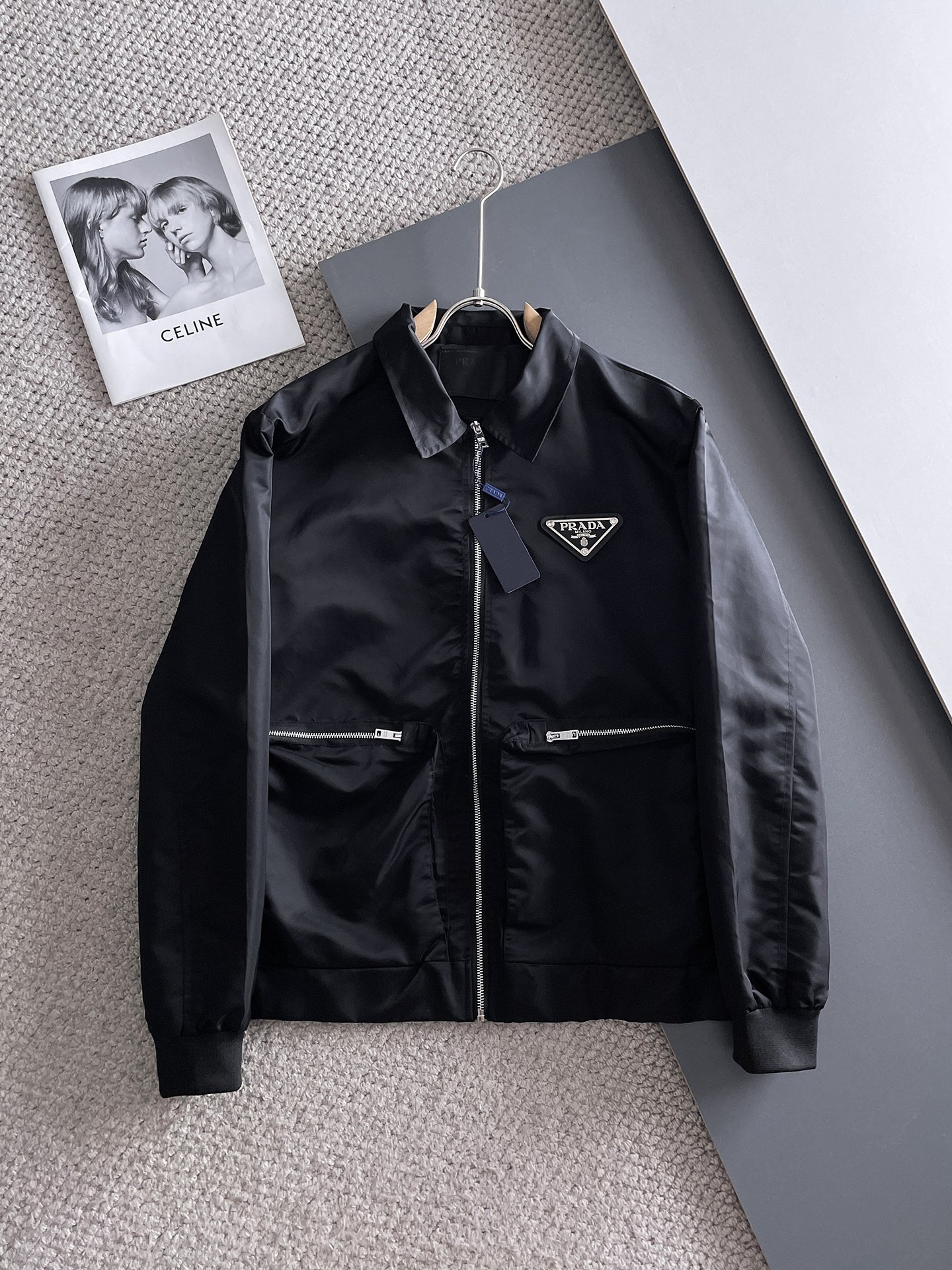 NO:511309,Prada 2025 autumn new jacket jacket, the new product on the show is perfect, comfortable and warm, the three standards are complete in color and full and attractive, and the very outstanding design easily advances the sense of fashion. The workmanship is extremely exquisite and rigorous, and the wiring is neat and meticulous!  A masterpiece of a big-name designer!  The upper body doesn't look bloated and super handsome!  Spot code M ~ XXXL,,prada,jackets & coats,jackets & coats,alexander wang19860909普拉达 2025秋季新款夹克外套,秀场新品品相非常完美,舒适保暖,三标齐全色泽饱满诱人,非常出彩的设计,轻松将时髦感进阶,做工极为考究严谨,走线工整细致！大牌设计师巨作！上身不显臃肿、超级帅气！现货码数M ～ XXXL,,prada,jackets & coats,jackets & coats,alexander wang,Men's clothing