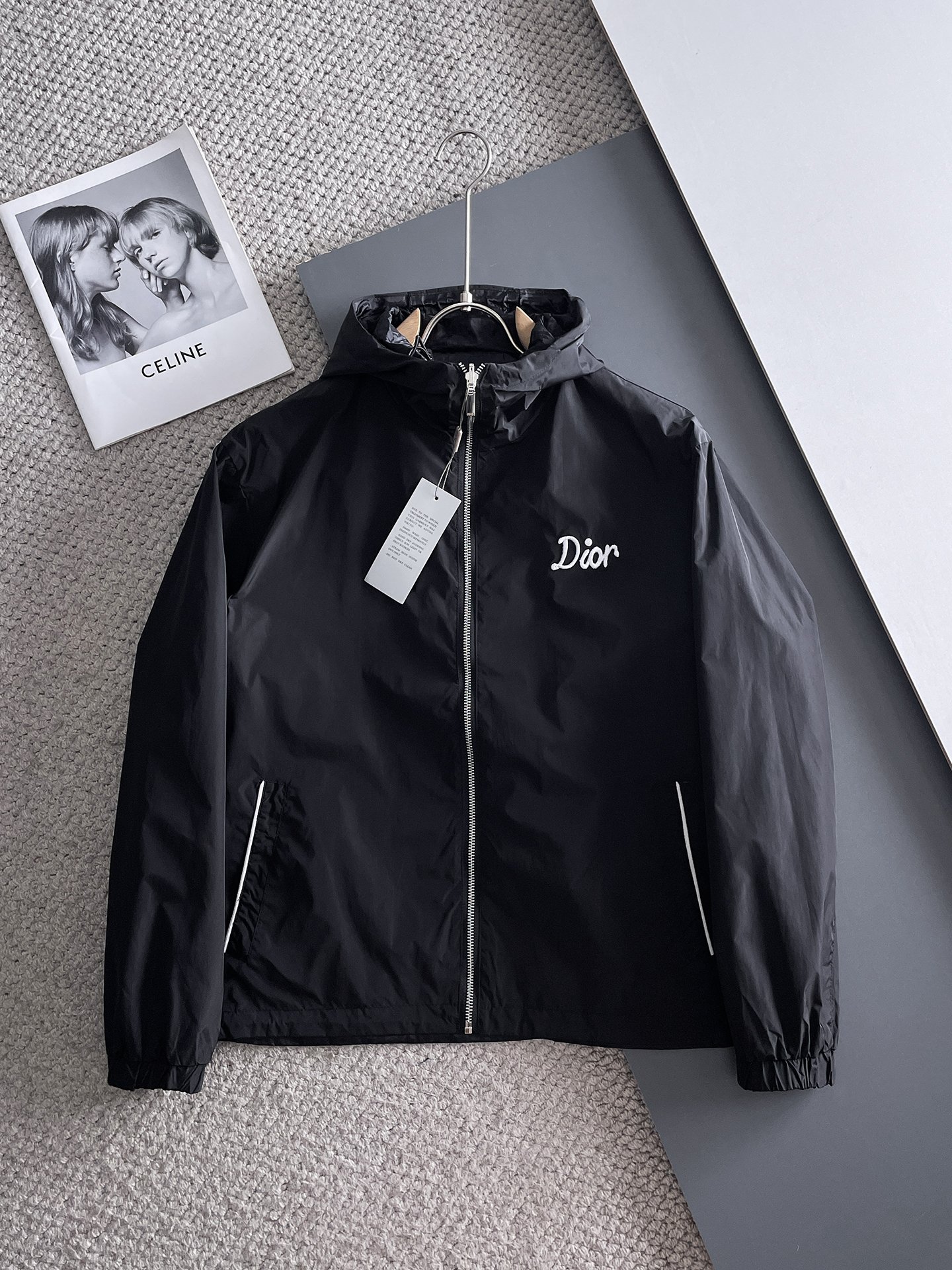 NO:511314,Dior double-sided wear, 2025 autumn new jacket jacket, the new product on the show is perfect, comfortable and warm, the three-standard complete colors and full and attractive, and the very outstanding design easily advances the sense of fashion, the workmanship is extremely exquisite and rigorous, and the wiring is neat and meticulous!  A masterpiece of a big-name designer!  The upper body doesn't look bloated and super handsome!  Spot code M ~ XXXL,,dior,jackets & coats,jackets & coats,alexander wang19860909迪奥 双面穿,2025秋季新款夹克外套,秀场新品品相非常完美,舒适保暖,三标齐全色泽饱满诱人,非常出彩的设计,轻松将时髦感进阶,做工极为考究严谨,走线工整细致！大牌设计师巨作！上身不显臃肿、超级帅气！现货码数M ～ XXXL,,dior,jackets & coats,jackets & coats,alexander wang,Men's clothing