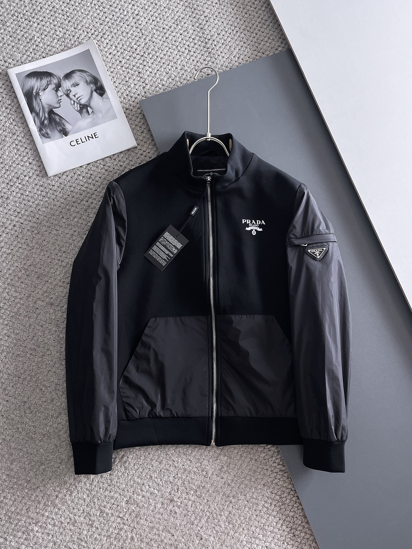 NO:511317,Prada 2025 autumn new jacket jacket, the new product on the show is perfect, comfortable and warm, the three standards are complete in color and full and attractive, and the very outstanding design easily advances the sense of fashion. The workmanship is extremely exquisite and rigorous, and the wiring is neat and meticulous!  A masterpiece of a big-name designer!  The upper body doesn't look bloated and super handsome!  Spot code M ~ XXXL,,prada,jackets & coats,jackets & coats,alexander wang19860909普拉达 2025秋季新款夹克外套,秀场新品品相非常完美,舒适保暖,三标齐全色泽饱满诱人,非常出彩的设计,轻松将时髦感进阶,做工极为考究严谨,走线工整细致！大牌设计师巨作！上身不显臃肿、超级帅气！现货码数M ～ XXXL,,prada,jackets & coats,jackets & coats,alexander wang,Men's clothing