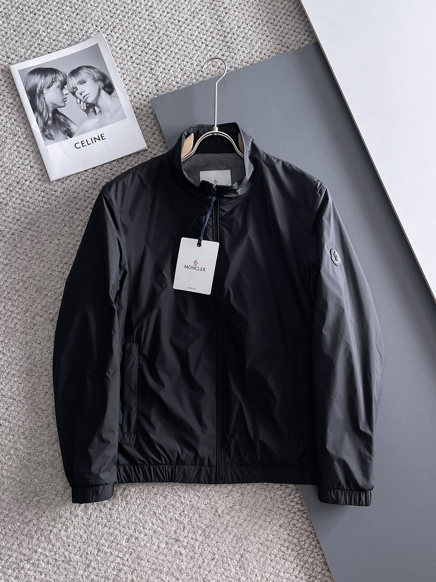 NO:511260,The new 2025 autumn jacket, the new product on the show is perfect, comfortable and warm, the three-standard complete colors and full and attractive, and the very outstanding design easily advances the sense of fashion. The workmanship is extremely exquisite and rigorous, and the wiring is neat and meticulous!  A masterpiece of a big-name designer!  The upper body doesn't look bloated and super handsome!  Spot code M ~ XXXL,,Moncler,jackets & coats,jackets & coats,alexander wang19860909蒙口 2025秋季新款夹克外套,秀场新品品相非常完美,舒适保暖,三标齐全色泽饱满诱人,非常出彩的设计,轻松将时髦感进阶,做工极为考究严谨,走线工整细致！大牌设计师巨作！上身不显臃肿、超级帅气！现货码数M ～ XXXL,,Moncler,jackets & coats,jackets & coats,alexander wang,Men's clothing