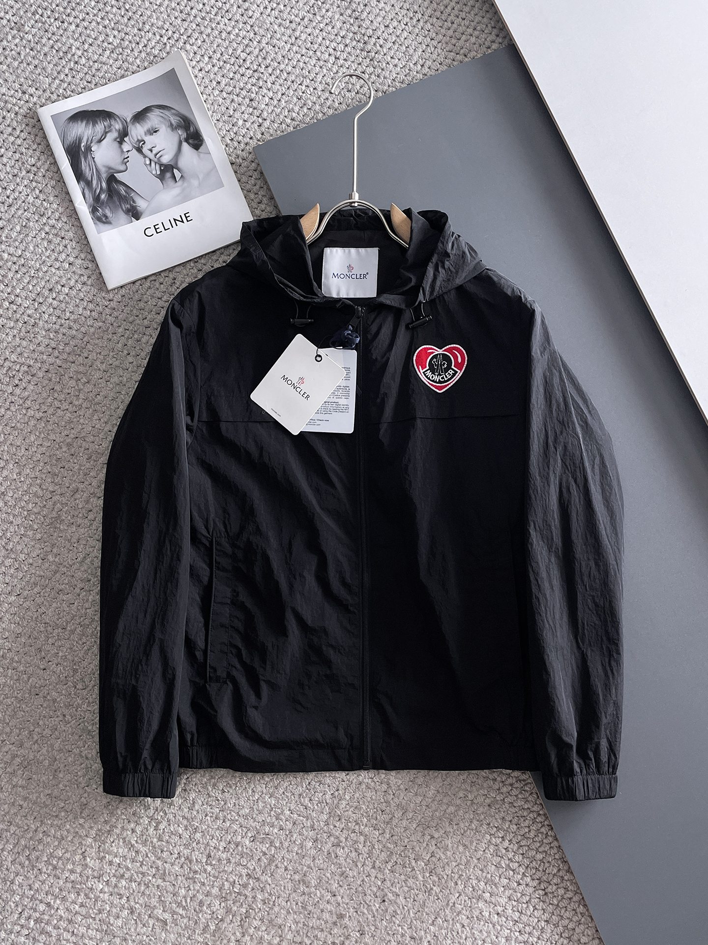 NO:511186,The new 2025 autumn jacket, the new product on the show is perfect, comfortable and warm, the three-standard complete colors and full and attractive, and the very outstanding design easily advances the sense of fashion. The workmanship is extremely exquisite and rigorous, and the wiring is neat and meticulous!  A masterpiece of a big-name designer!  The upper body doesn't look bloated and super handsome!  Spot code M ~ XXXL,,Moncler,jackets & coats,jackets & coats,alexander wang19860909蒙口 2025秋季新款夹克外套,秀场新品品相非常完美,舒适保暖,三标齐全色泽饱满诱人,非常出彩的设计,轻松将时髦感进阶,做工极为考究严谨,走线工整细致！大牌设计师巨作！上身不显臃肿、超级帅气！现货码数M ～ XXXL,,Moncler,jackets & coats,jackets & coats,alexander wang,Men's clothing