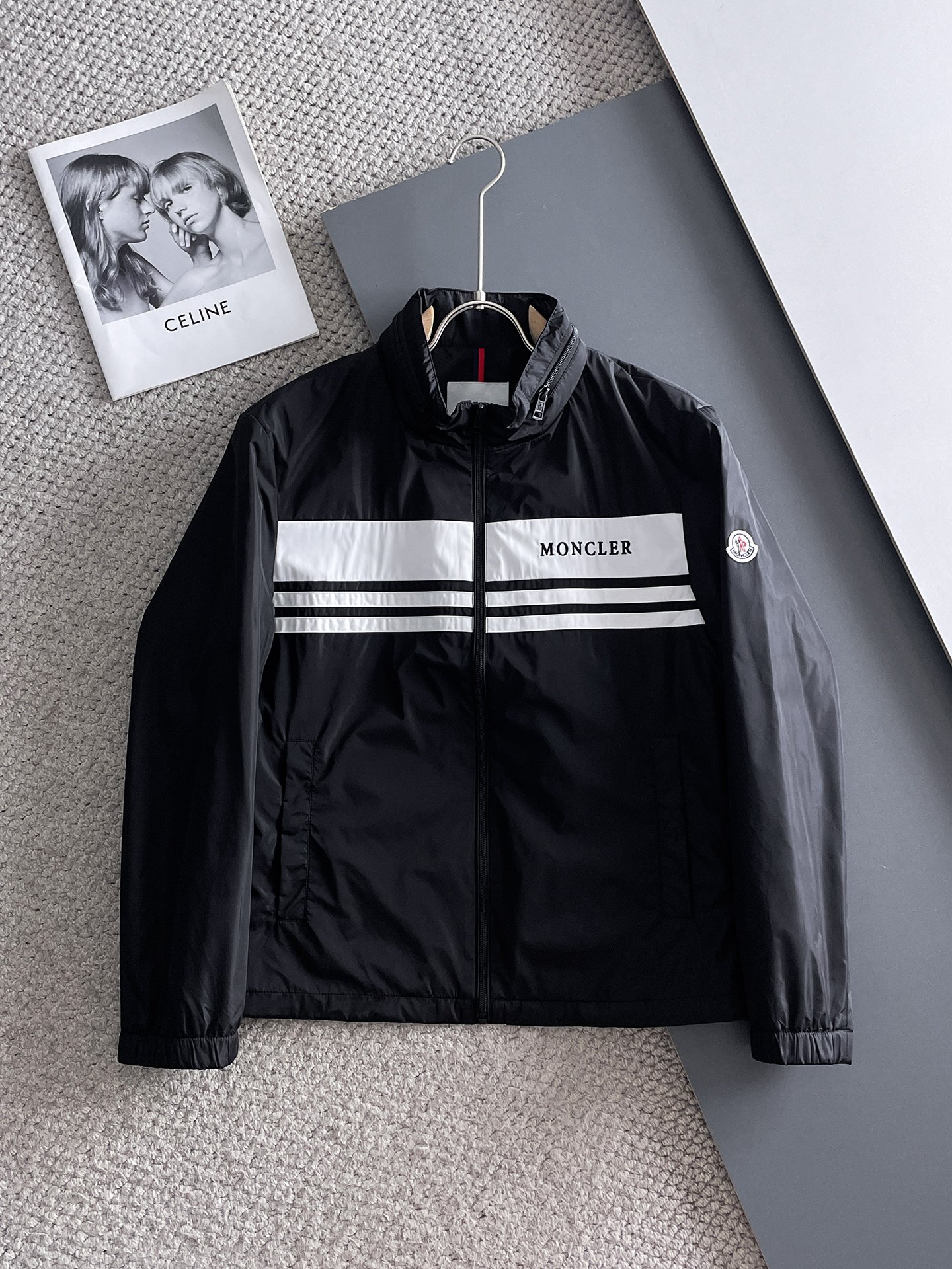 NO:511274,The new 2025 autumn jacket, the new product on the show is perfect, comfortable and warm, the three-standard complete colors and full and attractive, and the very outstanding design easily advances the sense of fashion. The workmanship is extremely exquisite and rigorous, and the wiring is neat and meticulous!  A masterpiece of a big-name designer!  The upper body doesn't look bloated and super handsome!  Spot code M ~ XXXL,,Moncler,jackets & coats,jackets & coats,alexander wang19860909蒙口 2025秋季新款夹克外套,秀场新品品相非常完美,舒适保暖,三标齐全色泽饱满诱人,非常出彩的设计,轻松将时髦感进阶,做工极为考究严谨,走线工整细致！大牌设计师巨作！上身不显臃肿、超级帅气！现货码数M ～ XXXL,,Moncler,jackets & coats,jackets & coats,alexander wang,Men's clothing