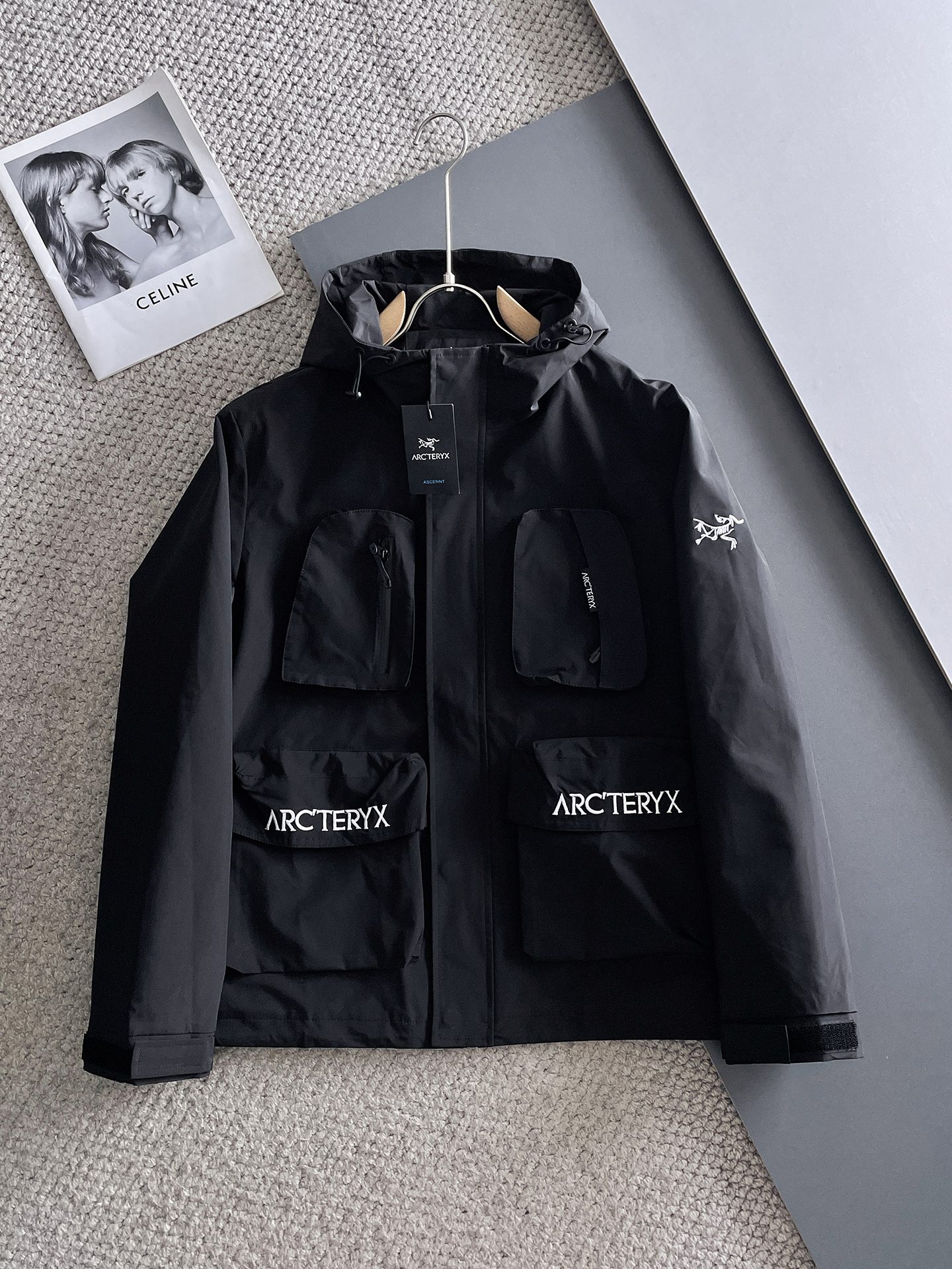 NO:511178,Archaeopteryx 2025 autumn new jacket, the new product on the show is perfect, comfortable and warm, the three standards are complete in color and full and attractive, and the very outstanding design easily advances the sense of fashion. The workmanship is extremely exquisite and rigorous, and the wiring is neat and meticulous!  A masterpiece of a big-name designer!  The upper body doesn't look bloated and super handsome!  Spot code M ~ XXXL,arc'teryx,jackets & coats,jackets & coats,alexander wang19860909始祖鸟 2025秋季新款夹克外套,秀场新品品相非常完美,舒适保暖,三标齐全色泽饱满诱人,非常出彩的设计,轻松将时髦感进阶,做工极为考究严谨,走线工整细致！大牌设计师巨作！上身不显臃肿、超级帅气！现货码数M ～ XXXL,arc'teryx,jackets & coats,jackets & coats,alexander wang,Men's clothing