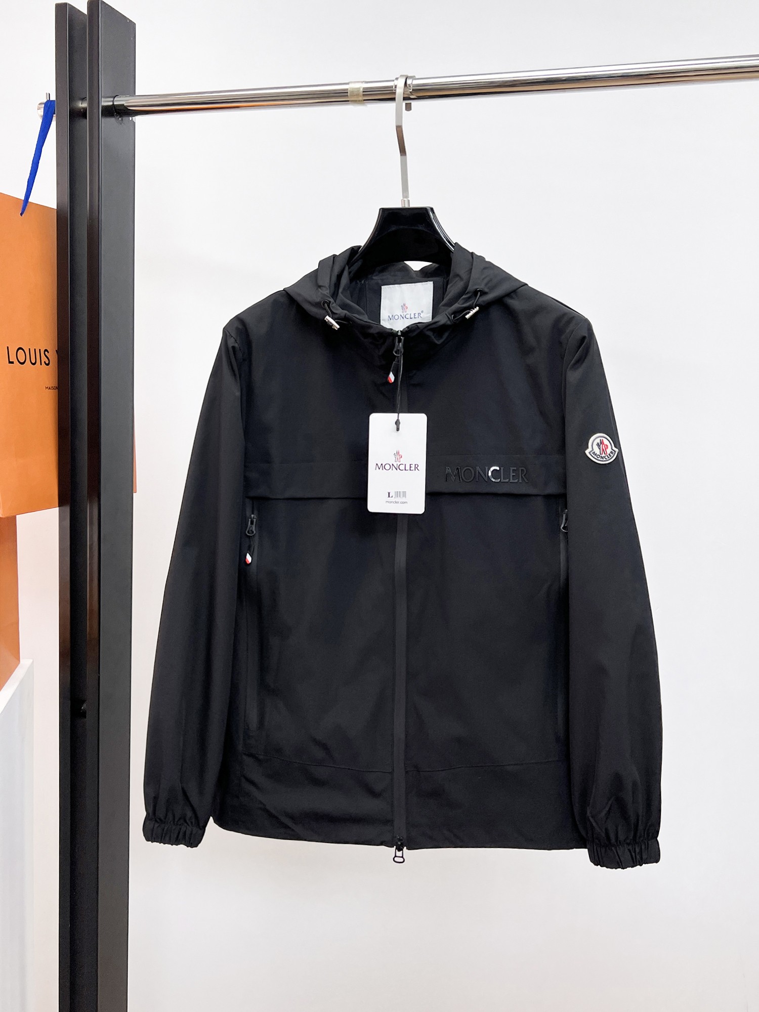 NO:130690,The new men's jacket for spring 2025, the original single three-standard full high-end version!  Customized fabrics for counters are breathable and comfortable, with impeccable details, brand elements design concept, professional purchasing level reflects high quality. The feel is delicate and soft!  It is casually cut, with a great upper body style!  Code number M~XXXL, Moncler, jackets & coats, jackets & coats, alexander wang19860909蒙口 2025开春新款男士夹克外套,原单三标齐全高端版本！专柜定制面料 透气舒适度高,细节无可挑剔,品牌元素设计理念,专业代购级体现高品质.手感细腻柔软！呈现休闲裁剪,上身版型超赞！码数M～XXXL,,Moncler,jackets & coats,jackets & coats,alexander wang,Men's clothing