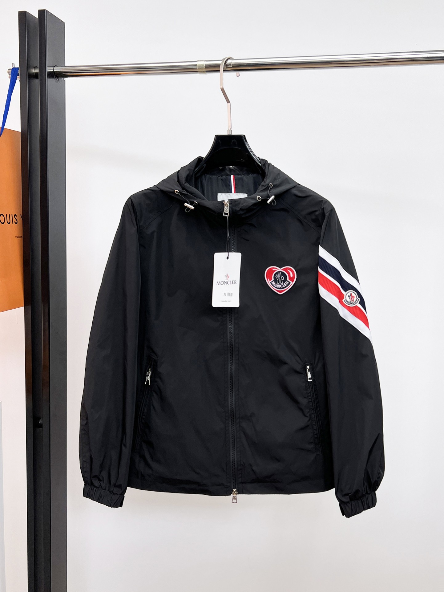 NO:130684,The new men's jacket for spring 2025, the original single three-standard full high-end version!  Customized fabrics for counters are breathable and comfortable, with impeccable details, brand elements design concept, professional purchasing level reflects high quality. The feel is delicate and soft!  It is casually cut, with a great upper body style!  Code number M~XXXL, Moncler, jackets & coats, jackets & coats, alexander wang19860909蒙口 2025开春新款男士夹克外套,原单三标齐全高端版本！专柜定制面料 透气舒适度高,细节无可挑剔,品牌元素设计理念,专业代购级体现高品质.手感细腻柔软！呈现休闲裁剪,上身版型超赞！码数M～XXXL,,Moncler,jackets & coats,jackets & coats,alexander wang,Men's clothing