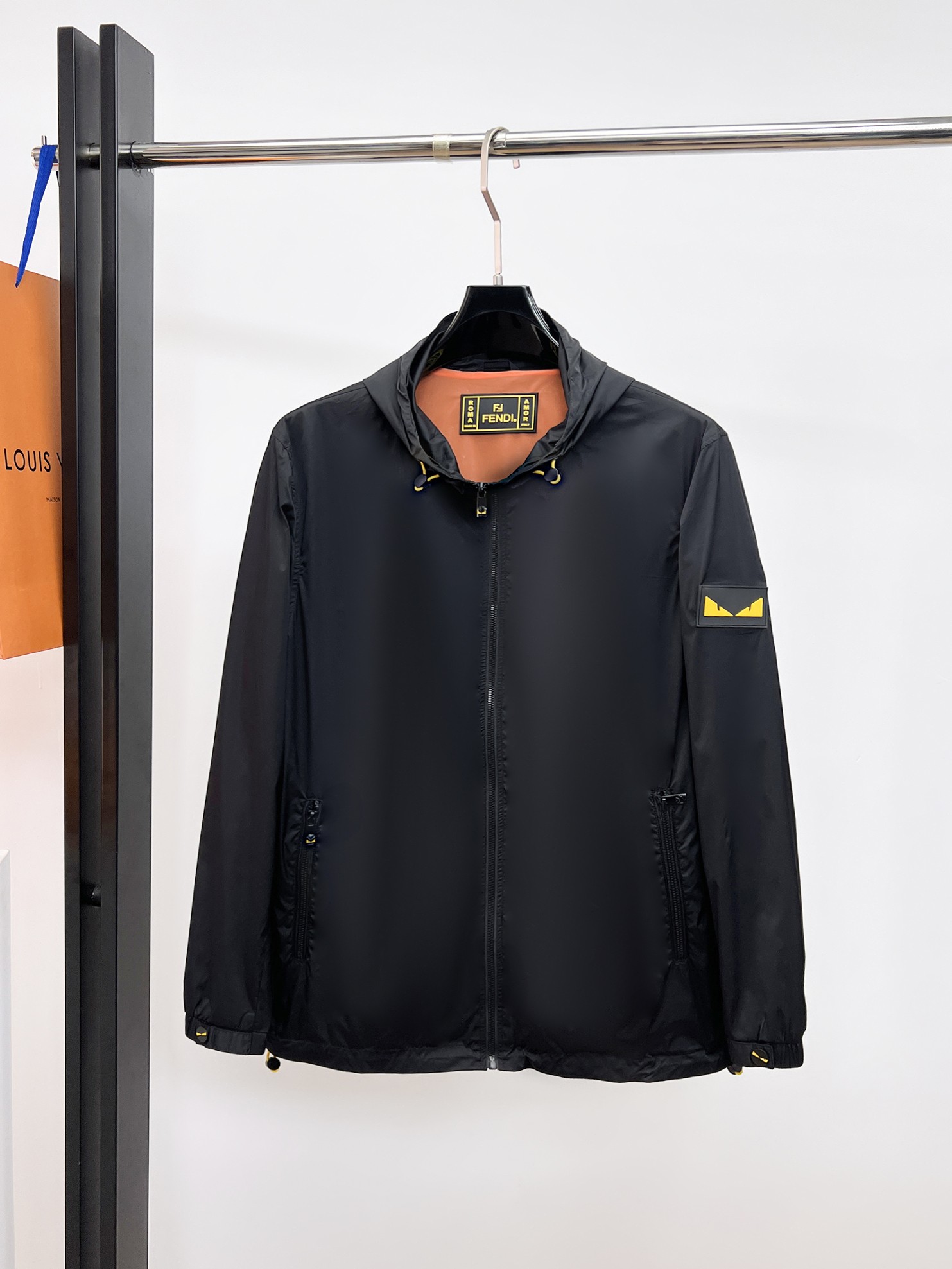 NO:130681,Fendi 2025 Spring New Men's Jacket, original single three-standard full high-end version!  Customized fabrics for counters are breathable and comfortable, with impeccable details, brand elements design concept, professional purchasing level reflects high quality. The feel is delicate and soft!  It is casually cut, with a great upper body style!  Code number M~XXXL,,fendi,jackets & coats,jackets & coats,alexander wang19860909芬迪 2025开春新款男士夹克外套,原单三标齐全高端版本！专柜定制面料 透气舒适度高,细节无可挑剔,品牌元素设计理念,专业代购级体现高品质.手感细腻柔软！呈现休闲裁剪,上身版型超赞！码数M～XXXL,,fendi,jackets & coats,jackets & coats,alexander wang,Men's clothing