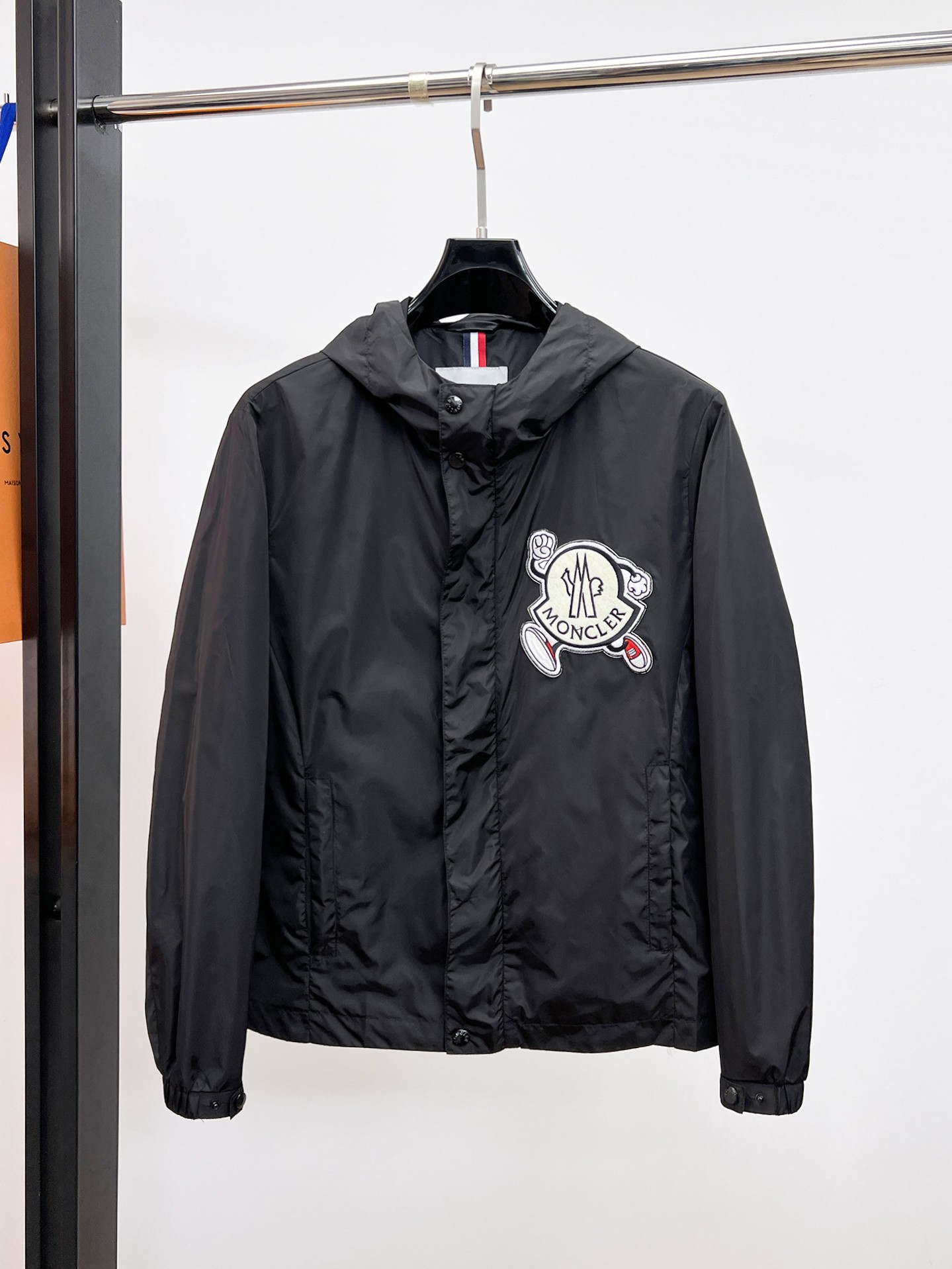 NO:130700,The new men's jacket for spring 2025, the original single three-standard full high-end version!  Customized fabrics for counters are breathable and comfortable, with impeccable details, brand elements design concept, professional purchasing level reflects high quality. The feel is delicate and soft!  It is casually cut, with a great upper body style!  Code number M~XXXL, Moncler, jackets & coats, jackets & coats, alexander wang19860909蒙口 2025开春新款男士夹克外套,原单三标齐全高端版本！专柜定制面料 透气舒适度高,细节无可挑剔,品牌元素设计理念,专业代购级体现高品质.手感细腻柔软！呈现休闲裁剪,上身版型超赞！码数M～XXXL,,Moncler,jackets & coats,jackets & coats,alexander wang,Men's clothing