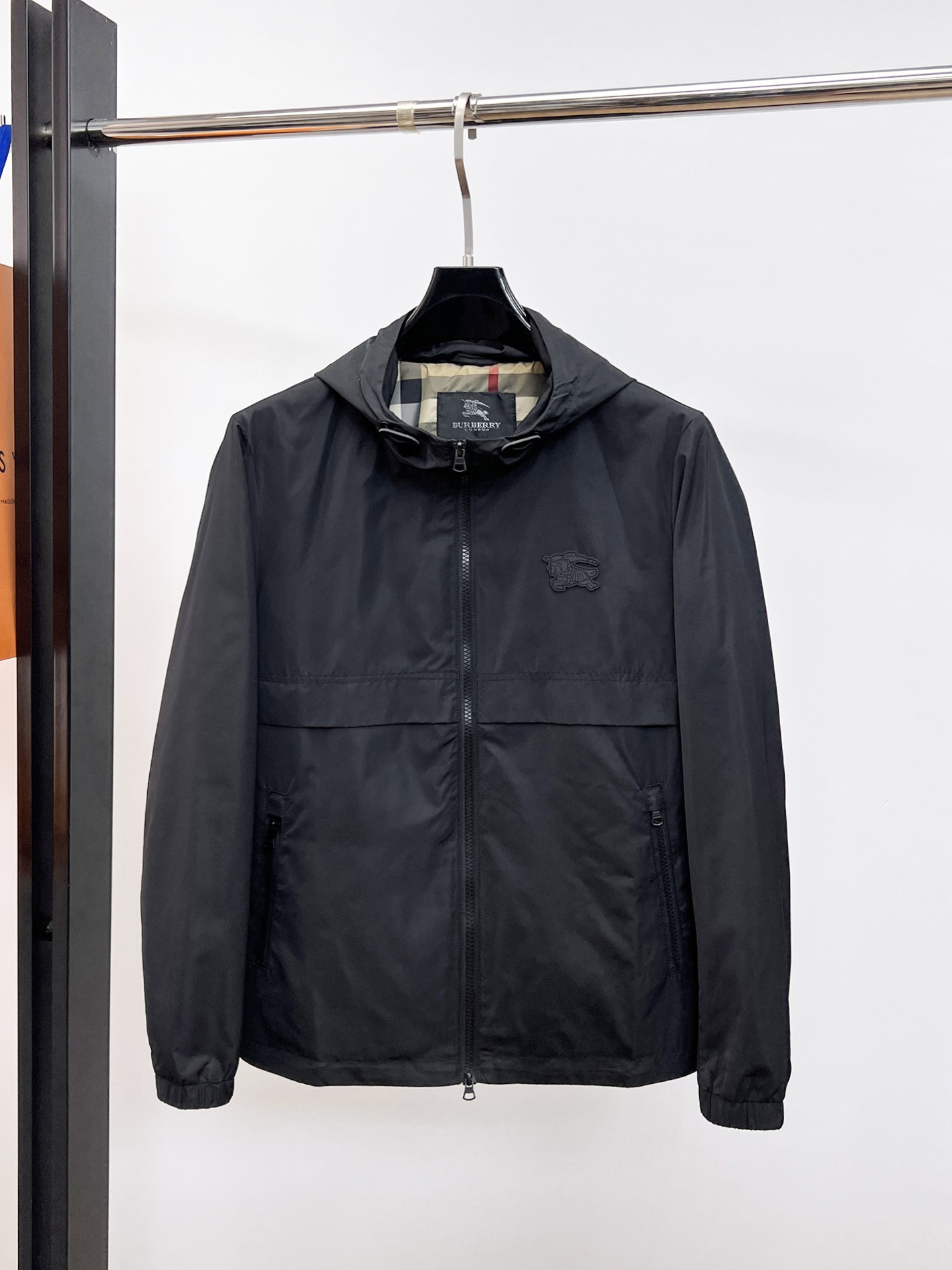 NO:130697,Burberry's new men's jacket in the spring of 2025, the original single three-standard high-end version!  Customized fabrics for counters are breathable and comfortable, with impeccable details, brand elements design concept, professional purchasing level reflects high quality. The feel is delicate and soft!  It is casually cut, with a great upper body style!  Code number M~XXXL, burberry, jackets & coats, jackets & coats, alexander wang19860909巴宝莉 2025开春新款男士夹克外套,原单三标齐全高端版本！专柜定制面料 透气舒适度高,细节无可挑剔,品牌元素设计理念,专业代购级体现高品质.手感细腻柔软！呈现休闲裁剪,上身版型超赞！码数M～XXXL,,burberry,jackets & coats,jackets & coats,alexander wang,Men's clothing