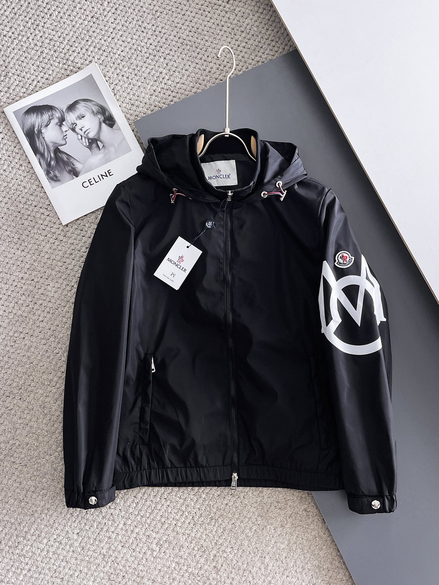 NO:511293,The new 2025 autumn jacket, the new product on the show is perfect, comfortable and warm, the three-standard complete colors and full and attractive, and the very outstanding design easily advances the sense of fashion. The workmanship is extremely exquisite and rigorous, and the wiring is neat and meticulous!  A masterpiece of a big-name designer!  The upper body doesn't look bloated and super handsome!  Spot code M ~ XXXL,,Moncler,jackets & coats,jackets & coats,alexander wang19860909蒙口 2025秋季新款夹克外套,秀场新品品相非常完美,舒适保暖,三标齐全色泽饱满诱人,非常出彩的设计,轻松将时髦感进阶,做工极为考究严谨,走线工整细致！大牌设计师巨作！上身不显臃肿、超级帅气！现货码数M ～ XXXL,,Moncler,jackets & coats,jackets & coats,alexander wang,Men's clothing