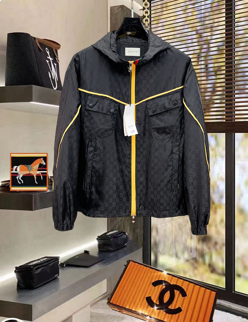 NO:734388,Gucci's 2026 new spring new original men's hooded windbreaker jacket is on sale simultaneously on the official website. Popular model. High version. Fashionable and versatile. Triangular logo design embroidered on the chest. Made of original imported polyester fiber memory fabric, which feels soft and delicate. The upper body is comfortable. Original imported lettering hardware accessories are provided by customers. The OEM factory makes fine lines and smooth lines, exquisite craftsmanship, and awesome styles. It is very fashionable and handsome with any combination. Highly recommended!  Counter sizes M-3XL (the largest size can wear about 200 pounds. Please state your height and weight when placing an order),,jackets & coats,jackets & coats,hats,19860909古奇 2026开春新款原单男士连帽风衣夹克外套 官网同步售卖 爆款 高版本 时尚百搭 胸前绣三角logo标设计 采用原版进口聚酯纤维记忆面料手感柔软细腻 上身舒适 客供原版进口刻字五金辅料配件,代工厂精细做线条流畅,工艺精致,版型超赞,随意搭配都非常时尚帅气强烈推荐哦！专柜尺码M-3XL（最大码可穿200斤左右 下单请报身高体重),,jackets & coats,jackets & coats,hats,,Men's clothing