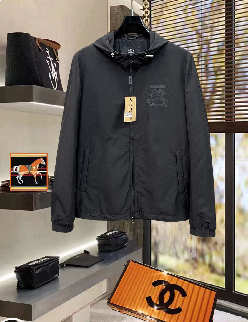 NO:734422,Burberry 2026 Spring New Original Men's Hooded Windbreaker Jacket Jacket is sold simultaneously on the official website. Popular model. High version. Fashionable and versatile. Triangular logo design embroidered on the chest. Made of original imported polyester fiber memory fabric, which feels soft and delicate. The upper body is comfortable. Original imported lettering hardware accessories are provided by customers. The OEM factory makes fine lines and smooth lines, exquisite craftsmanship, and awesome styles. It is very fashionable and handsome with any combination. Highly recommended!  Counter sizes M-3XL (the largest size can wear about 200 pounds, please state your height and weight when placing an order),,burberry,jackets & coats,jackets & coats,hats,19860909巴宝莉 2026开春新款原单男士连帽风衣夹克外套 官网同步售卖 爆款 高版本 时尚百搭 胸前绣三角logo标设计 采用原版进口聚酯纤维记忆面料手感柔软细腻 上身舒适 客供原版进口刻字五金辅料配件,代工厂精细做线条流畅,工艺精致,版型超赞,随意搭配都非常时尚帅气强烈推荐哦！专柜尺码M-3XL（最大码可穿200斤左右 下单请报身高体重),,burberry,jackets & coats,jackets & coats,hats,,Men's clothing