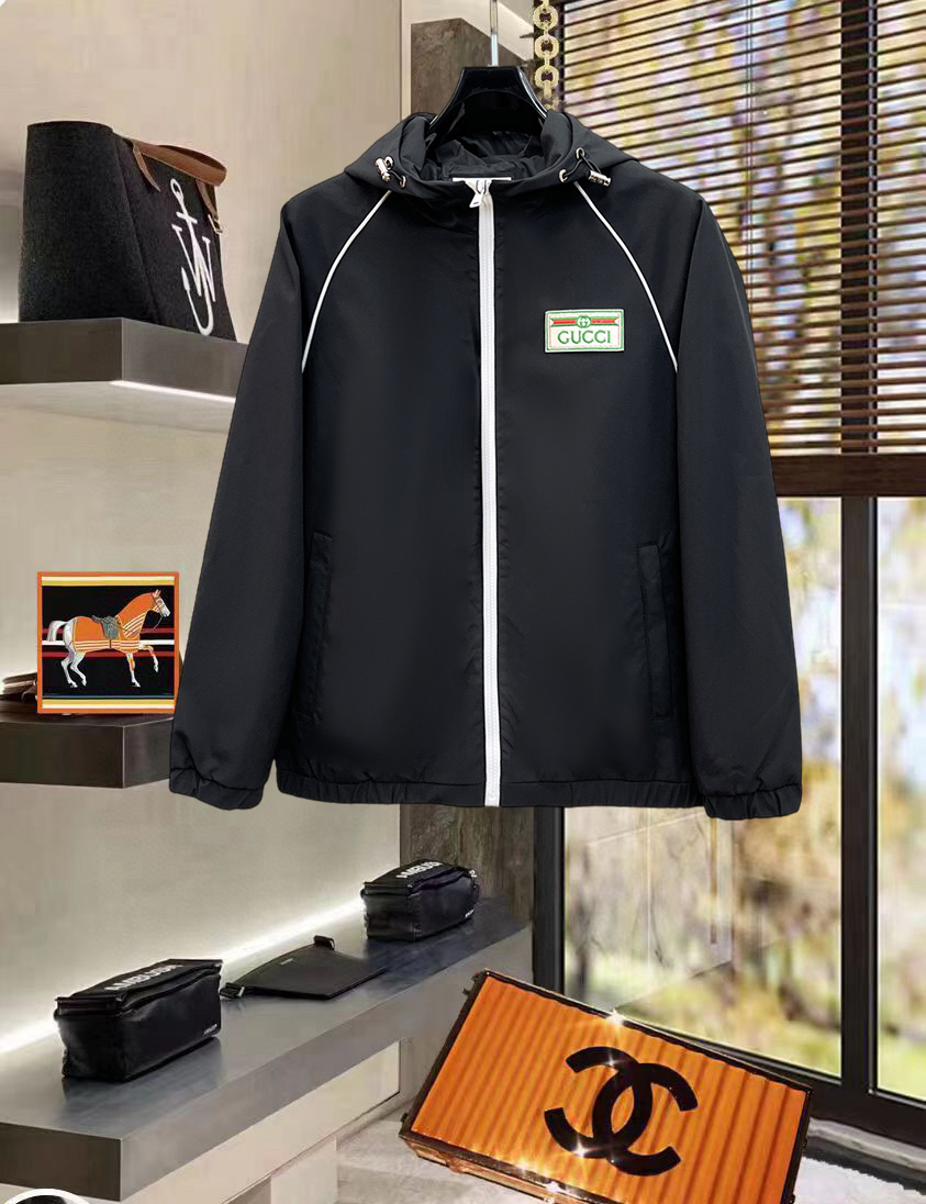NO:734417,Gucci's 2026 new spring new original men's hooded windbreaker jacket is on sale simultaneously on the official website. Popular model. High version. Fashionable and versatile. Triangular logo design embroidered on the chest. Made of original imported polyester fiber memory fabric, which feels soft and delicate. The upper body is comfortable. Original imported lettering hardware accessories are provided by customers. The OEM factory makes fine lines and smooth lines, exquisite craftsmanship, and awesome styles. It is very fashionable and handsome with any combination. Highly recommended!  Counter sizes M-3XL (the largest size can wear about 200 pounds. Please state your height and weight when placing an order),,jackets & coats,jackets & coats,hats,19860909古奇 2026开春新款原单男士连帽风衣夹克外套 官网同步售卖 爆款 高版本 时尚百搭 胸前绣三角logo标设计 采用原版进口聚酯纤维记忆面料手感柔软细腻 上身舒适 客供原版进口刻字五金辅料配件,代工厂精细做线条流畅,工艺精致,版型超赞,随意搭配都非常时尚帅气强烈推荐哦！专柜尺码M-3XL（最大码可穿200斤左右 下单请报身高体重),,jackets & coats,jackets & coats,hats,,Men's clothing