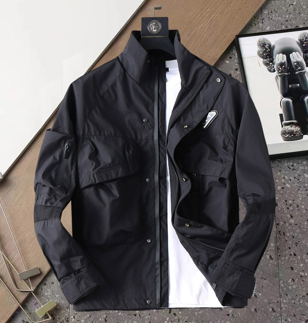 NO:120783,Prada's new spring jacket 2025, the new product on the show is perfect, comfortable and warm when worn on both sides, three-standard full color and attractive, and the very outstanding design easily advances the sense of fashion, the workmanship is extremely exquisite and rigorous, and the wiring is neat and meticulous!  A masterpiece of a big-name designer!  The upper body doesn't look bloated and super handsome!  Spot code M ~ XXXL,,prada,jackets & coats,jackets & coats,alexander wang19860909普拉达 2025开春新款夹克外套,秀场新品品相非常完美,双面穿舒适保暖,三标齐全色泽饱满诱人,非常出彩的设计,轻松将时髦感进阶,做工极为考究严谨,走线工整细致！大牌设计师巨作！上身不显臃肿、超级帅气！现货码数M ～ XXXL,,prada,jackets & coats,jackets & coats,alexander wang,Men's clothing