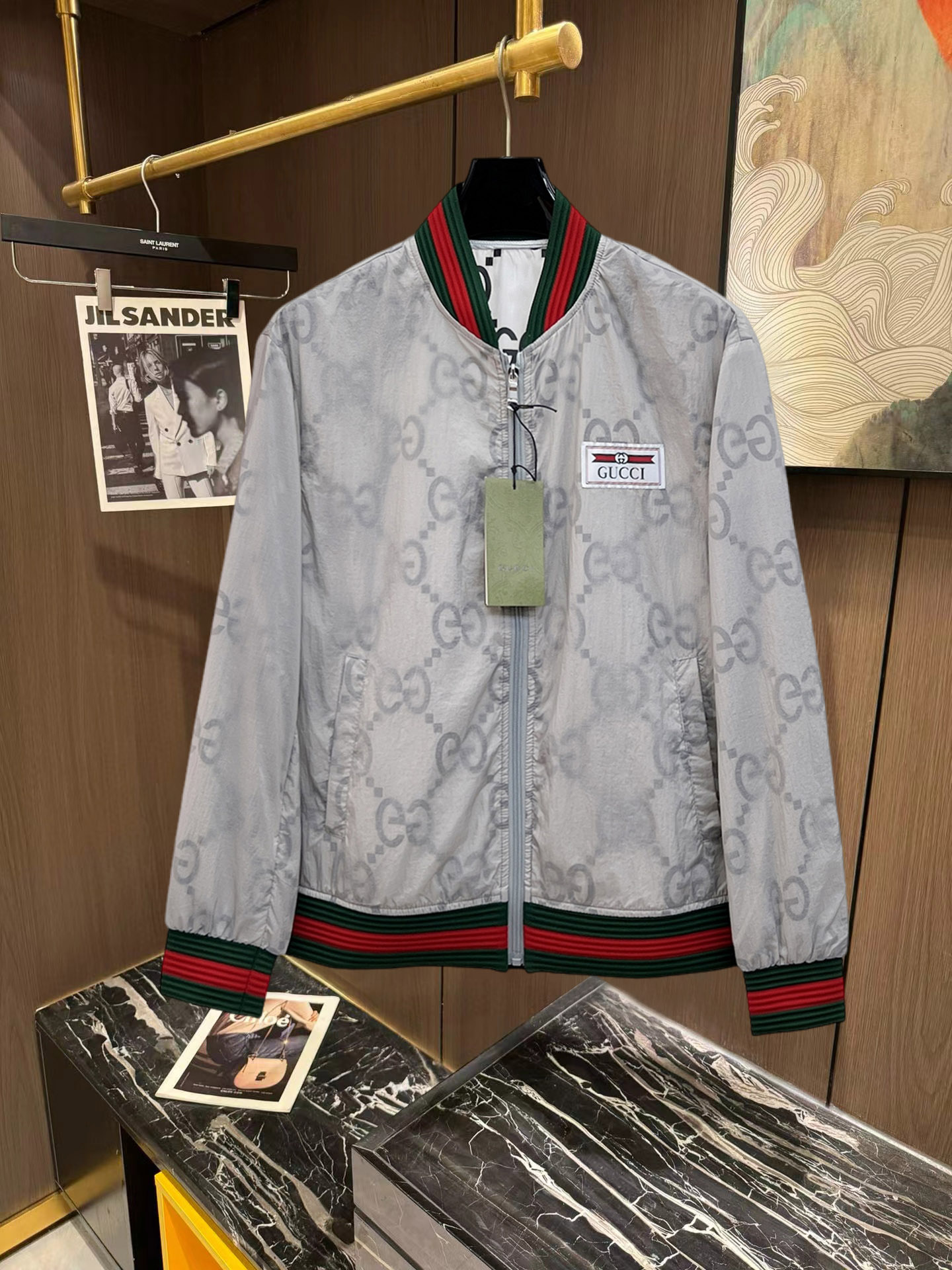 NO:746897,Gucci 2026 new jacket, the new product on the show is in perfect condition, comfortable and warm to wear, the original three-dimensional standard is complete, the color is full and attractive, the very outstanding design can easily enhance the fashion sense, the workmanship is extremely elegant and rigorous, and the wiring is neat and meticulous!  A masterpiece from a famous designer!  The upper body does not look bloated and is super handsome!  Available sizes M ~ XXXL Please quote your height and weight when placing an order!  ,,jackets & coats,jackets & coats,19860909古奇 2026新款夹克外套,秀场新品品相非常完美,穿着舒适保暖,原单三标齐全 色泽饱满诱人,非常出彩的设计,轻松将时髦感进阶,做工极为考究严谨,走线工整细致！大牌设计师巨作！上身不显臃肿、超级帅气！现货码数M ～ XXXL下单报身高体重！,,jackets & coats,jackets & coats,,Men's clothing