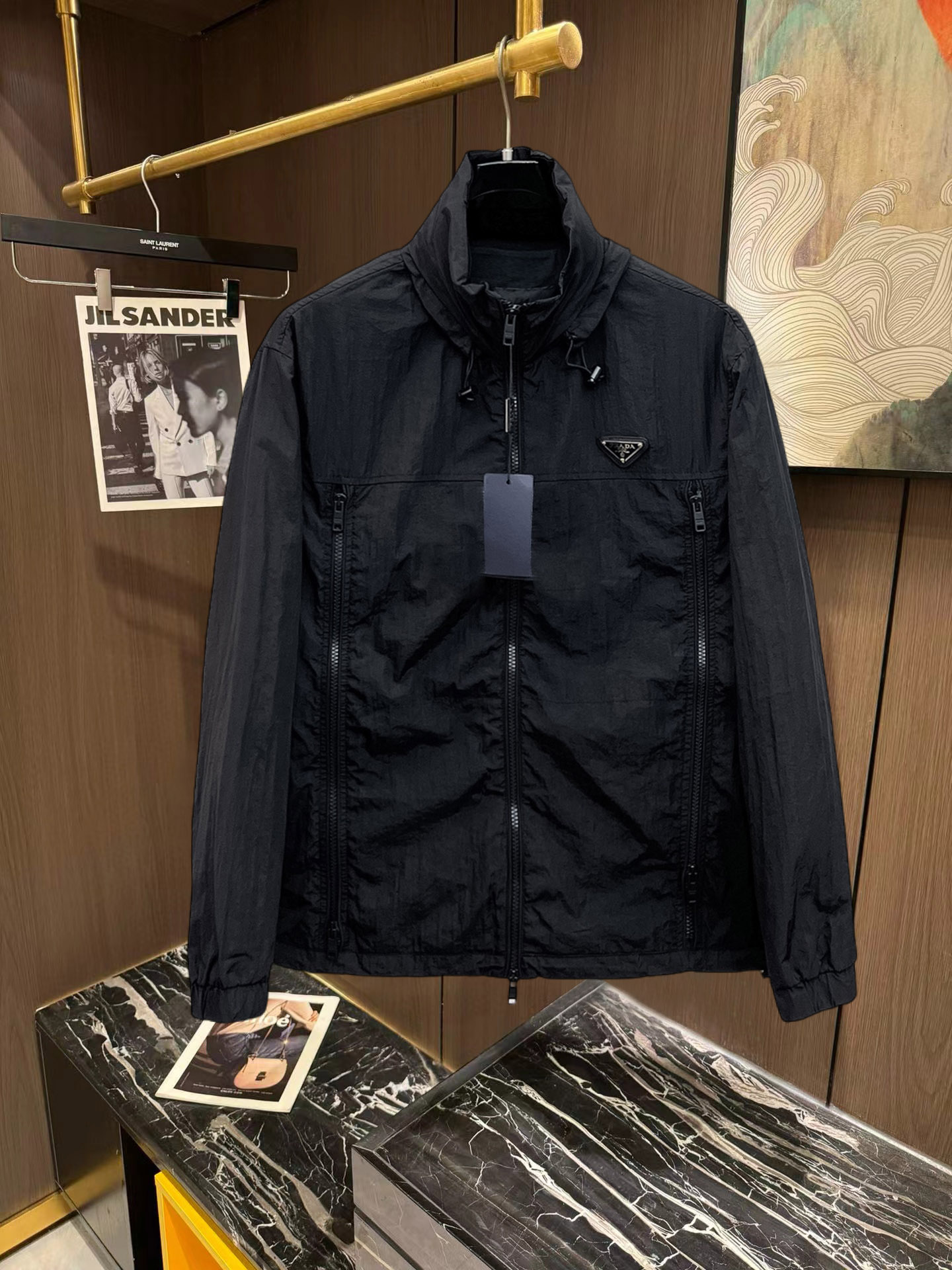 NO:746918,Prada 2026 new jacket, the new product on the show is in perfect condition, comfortable and warm to wear, the original three-dimensional standard is complete, the color is full and attractive, the very outstanding design can easily enhance the fashion sense, the workmanship is extremely sophisticated and rigorous, and the wiring is neat and meticulous!  A masterpiece from a famous designer!  The upper body does not look bloated and is super handsome!  Available sizes M ~ XXXL Please quote your height and weight when placing an order!  ,,prada,jackets & coats,jackets & coats,19860909普拉达 2026新款夹克外套,秀场新品品相非常完美,穿着舒适保暖,原单三标齐全 色泽饱满诱人,非常出彩的设计,轻松将时髦感进阶,做工极为考究严谨,走线工整细致！大牌设计师巨作！上身不显臃肿、超级帅气！现货码数M ～ XXXL下单报身高体重！,,prada,jackets & coats,jackets & coats,,Men's clothing