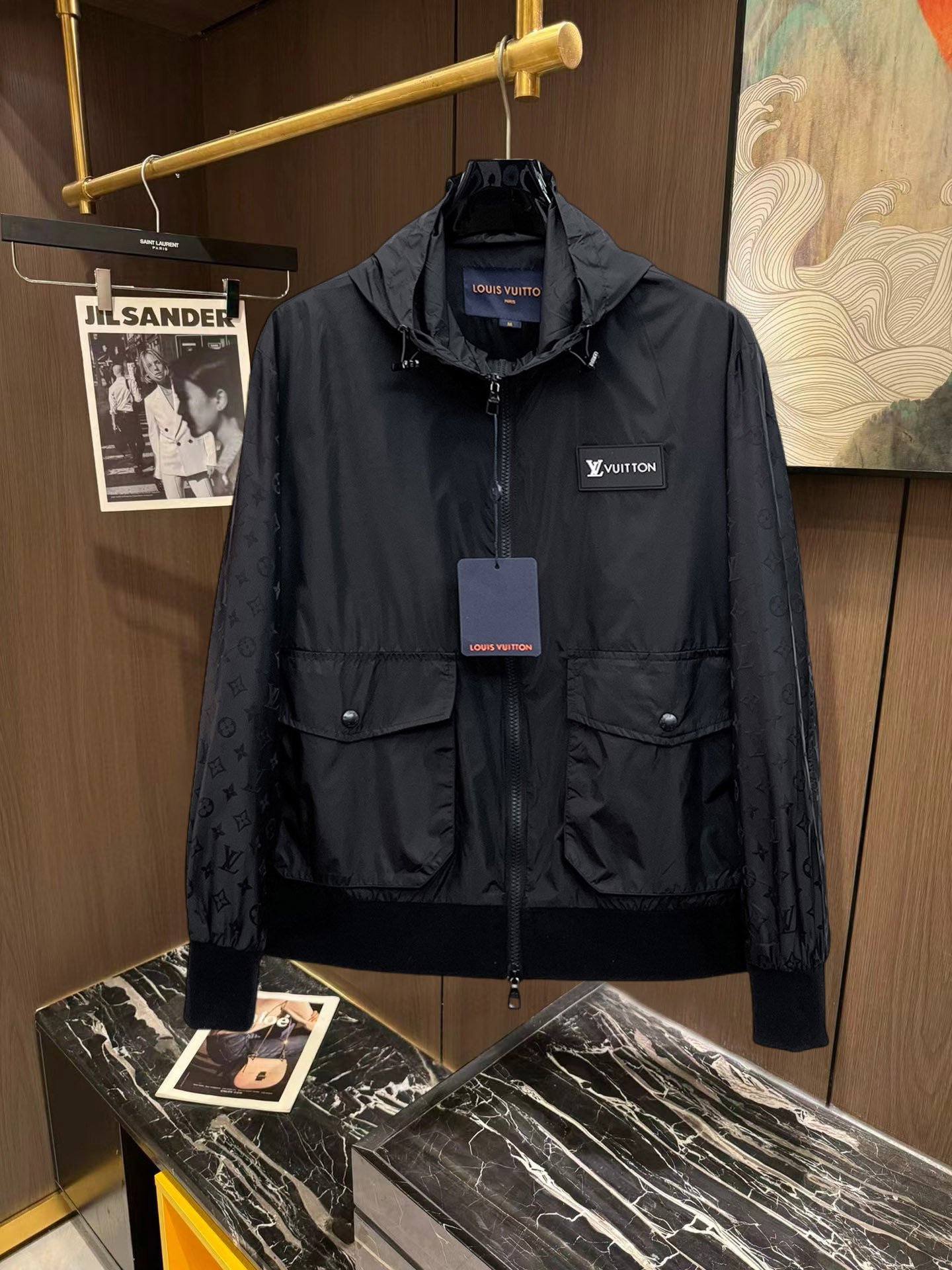 NO:746915,LV 2026 new jacket. The new product on the show is in perfect condition. It is comfortable and warm to wear. It has all three original labels. The color is full and attractive. The very outstanding design easily enhances the sense of fashion. The workmanship is extremely sophisticated and rigorous, and the wiring is neat and meticulous!  A masterpiece from a famous designer!  The upper body does not look bloated and is super handsome!  Available sizes M ~ XXXL Please quote your height and weight when placing an order!  ,,louis vuitton,jackets & coats,jackets & coats,19860909LV 2026新款夹克外套,秀场新品品相非常完美,穿着舒适保暖,原单三标齐全 色泽饱满诱人,非常出彩的设计,轻松将时髦感进阶,做工极为考究严谨,走线工整细致！大牌设计师巨作！上身不显臃肿、超级帅气！现货码数M ～ XXXL下单报身高体重！,,louis vuitton,jackets & coats,jackets & coats,,Men's clothing