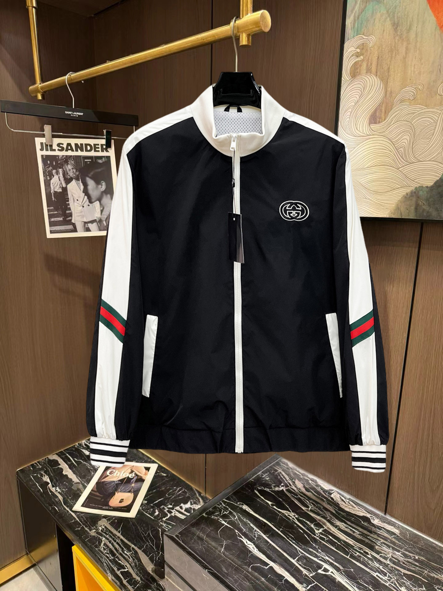 NO:746893,Gucci 2026 new jacket, the new product on the show is in perfect condition, comfortable and warm to wear, the original three-dimensional standard is complete, the color is full and attractive, the very outstanding design can easily enhance the fashion sense, the workmanship is extremely elegant and rigorous, and the wiring is neat and meticulous!  A masterpiece from a famous designer!  The upper body does not look bloated and is super handsome!  Available sizes M ~ XXXL Please quote your height and weight when placing an order!  ,,jackets & coats,jackets & coats,19860909古奇 2026新款夹克外套,秀场新品品相非常完美,穿着舒适保暖,原单三标齐全 色泽饱满诱人,非常出彩的设计,轻松将时髦感进阶,做工极为考究严谨,走线工整细致！大牌设计师巨作！上身不显臃肿、超级帅气！现货码数M ～ XXXL下单报身高体重！,,jackets & coats,jackets & coats,,Men's clothing