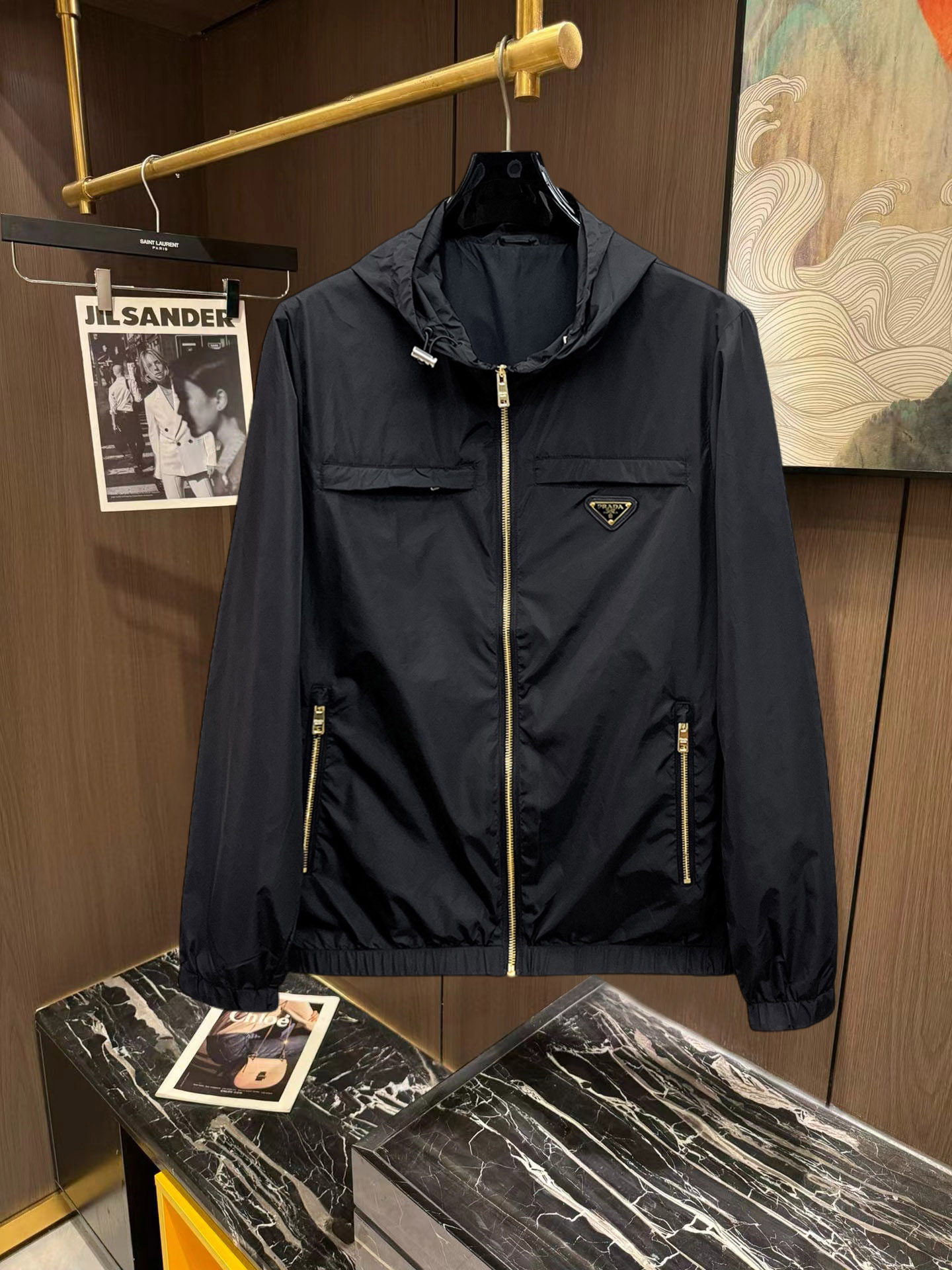 NO:746877,Prada 2026 new jacket, the new product on the show is in perfect condition, comfortable and warm to wear, the original three-dimensional standard is complete, the color is full and attractive, the very outstanding design can easily enhance the fashion sense, the workmanship is extremely sophisticated and rigorous, and the wiring is neat and meticulous!  A masterpiece from a famous designer!  The upper body does not look bloated and is super handsome!  Available sizes M ~ XXXL Please quote your height and weight when placing an order!  ,,prada,jackets & coats,jackets & coats,19860909普拉达 2026新款夹克外套,秀场新品品相非常完美,穿着舒适保暖,原单三标齐全 色泽饱满诱人,非常出彩的设计,轻松将时髦感进阶,做工极为考究严谨,走线工整细致！大牌设计师巨作！上身不显臃肿、超级帅气！现货码数M ～ XXXL下单报身高体重！,,prada,jackets & coats,jackets & coats,,Men's clothing