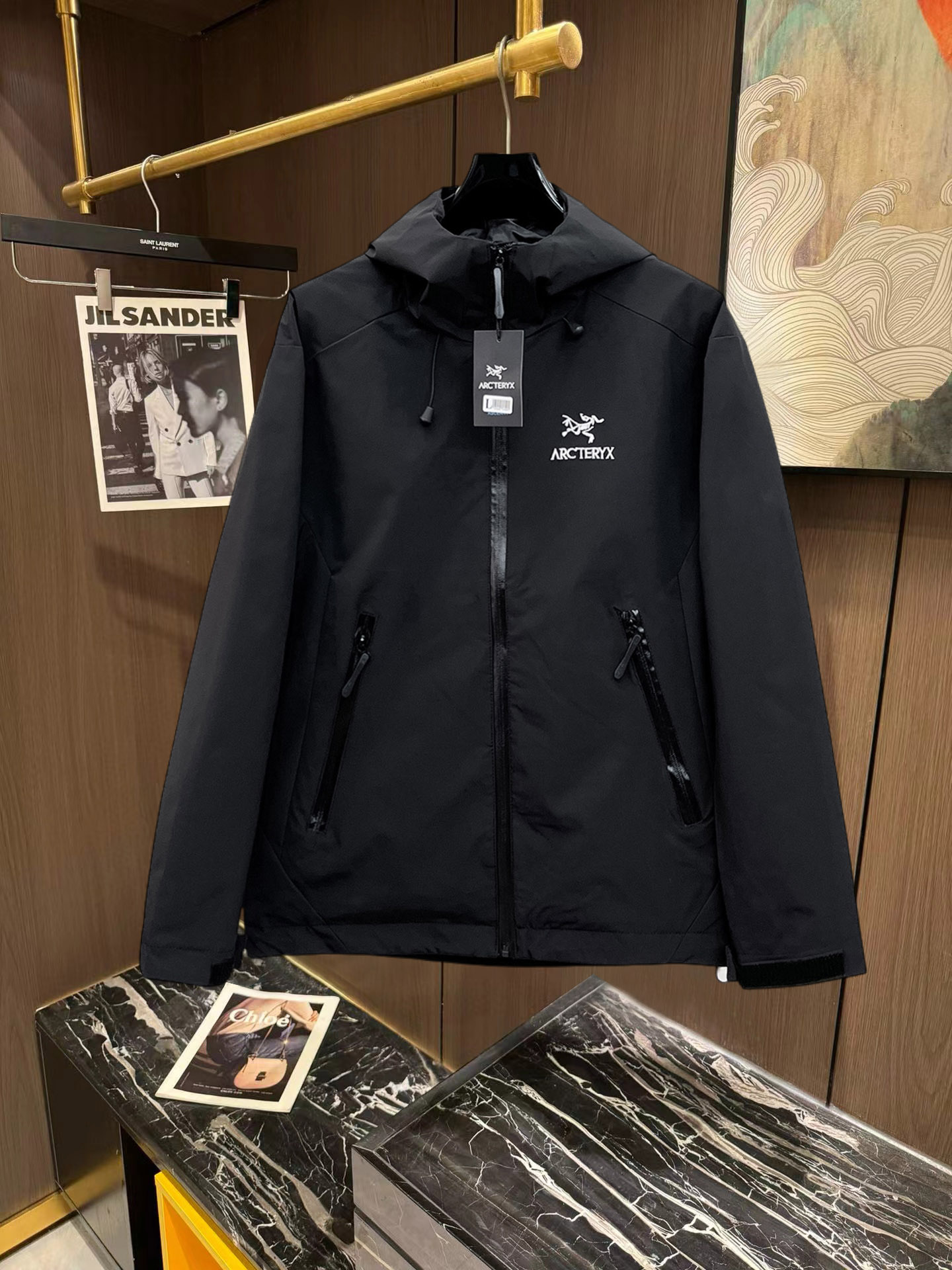 NO:746917,Arc'teryx 2026 new jacket. The new product on the show is in perfect condition. It is comfortable and warm to wear. The original three-dimensional standard is complete. The color is full and attractive. The very outstanding design easily enhances the sense of fashion. The workmanship is extremely sophisticated and rigorous, and the wiring is neat and meticulous!  A masterpiece from a famous designer!  The upper body does not look bloated and is super handsome!  Available sizes M ~ XXXL Please quote your height and weight when placing an order!  ,arc'teryx,jackets & coats,jackets & coats,19860909始祖鸟 2026新款夹克外套,秀场新品品相非常完美,穿着舒适保暖,原单三标齐全 色泽饱满诱人,非常出彩的设计,轻松将时髦感进阶,做工极为考究严谨,走线工整细致！大牌设计师巨作！上身不显臃肿、超级帅气！现货码数M ～ XXXL下单报身高体重！,arc'teryx,jackets & coats,jackets & coats,,Men's clothing