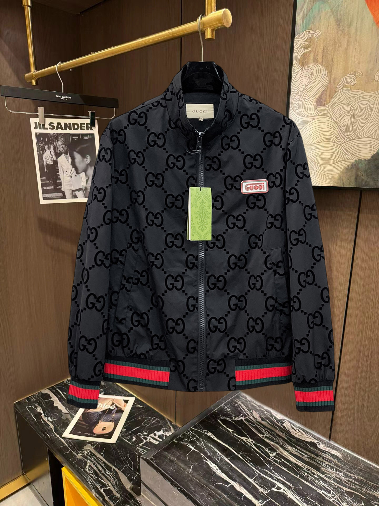 NO:746912,Gucci 2026 new jacket, the new product on the show is in perfect condition, comfortable and warm to wear, the original three-dimensional standard is complete, the color is full and attractive, the very outstanding design can easily enhance the fashion sense, the workmanship is extremely elegant and rigorous, and the wiring is neat and meticulous!  A masterpiece from a famous designer!  The upper body does not look bloated and is super handsome!  Available sizes M ~ XXXL Please quote your height and weight when placing an order!  ,,jackets & coats,jackets & coats,19860909古奇 2026新款夹克外套,秀场新品品相非常完美,穿着舒适保暖,原单三标齐全 色泽饱满诱人,非常出彩的设计,轻松将时髦感进阶,做工极为考究严谨,走线工整细致！大牌设计师巨作！上身不显臃肿、超级帅气！现货码数M ～ XXXL下单报身高体重！,,jackets & coats,jackets & coats,,Men's clothing