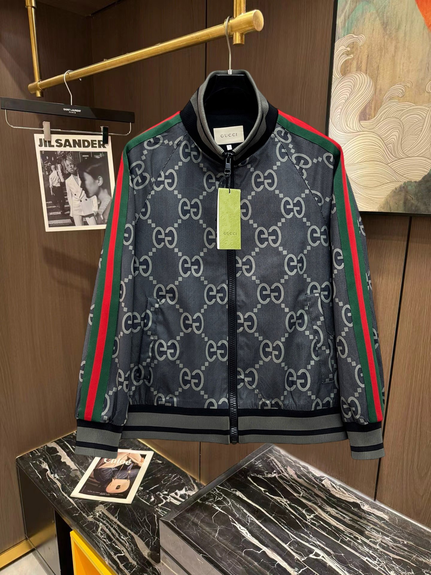 NO:746881,Gucci 2026 new jacket, the new product on the show is in perfect condition, comfortable and warm to wear, the original three-dimensional standard is complete, the color is full and attractive, the very outstanding design can easily enhance the fashion sense, the workmanship is extremely elegant and rigorous, and the wiring is neat and meticulous!  A masterpiece from a famous designer!  The upper body does not look bloated and is super handsome!  Available sizes M ~ XXXL Please quote your height and weight when placing an order!  ,,jackets & coats,jackets & coats,19860909古奇 2026新款夹克外套,秀场新品品相非常完美,穿着舒适保暖,原单三标齐全 色泽饱满诱人,非常出彩的设计,轻松将时髦感进阶,做工极为考究严谨,走线工整细致！大牌设计师巨作！上身不显臃肿、超级帅气！现货码数M ～ XXXL下单报身高体重！,,jackets & coats,jackets & coats,,Men's clothing