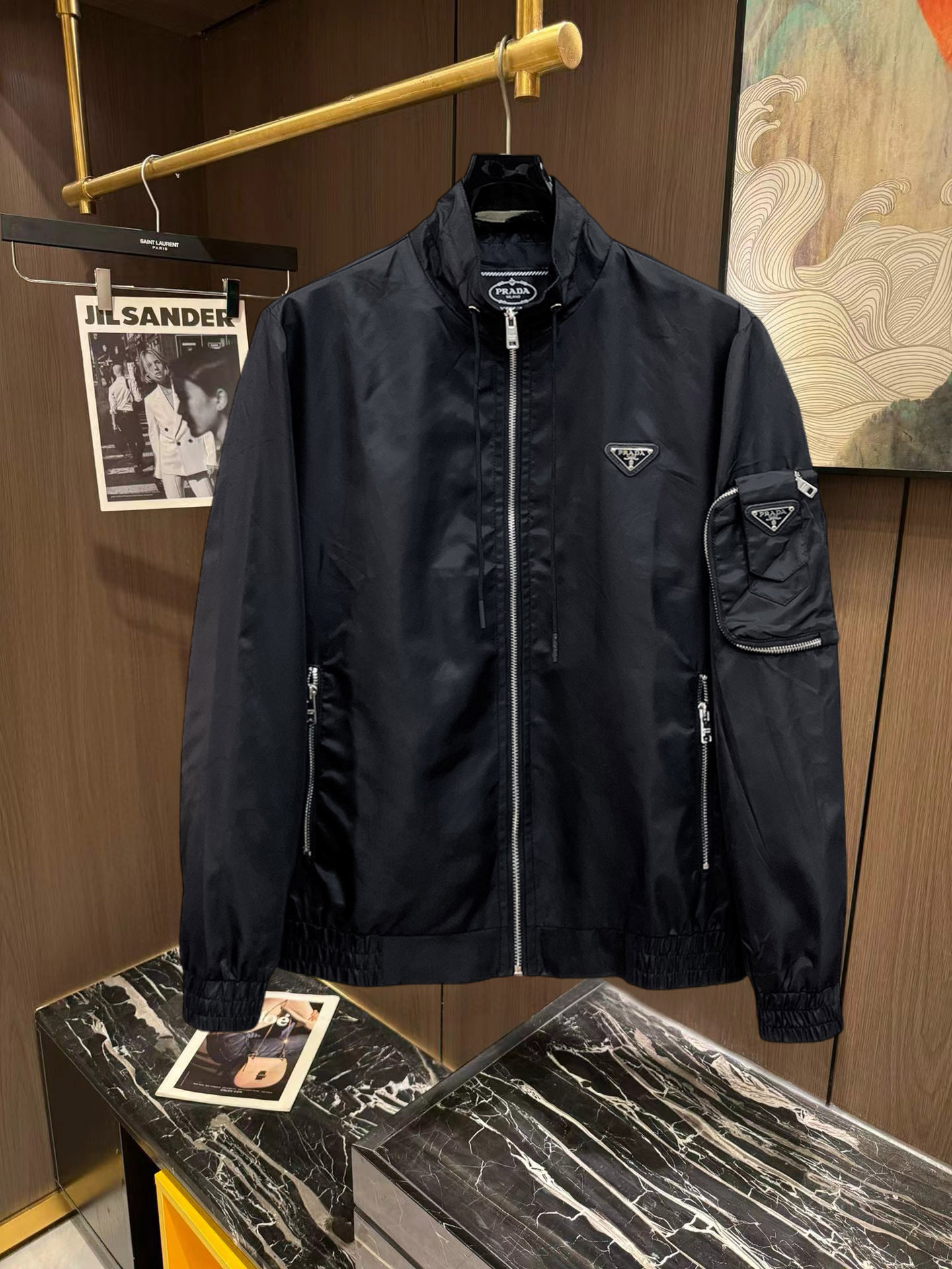 NO:746885,Prada 2026 new jacket, the new product on the show is in perfect condition, comfortable and warm to wear, the original three-dimensional standard is complete, the color is full and attractive, the very outstanding design can easily enhance the fashion sense, the workmanship is extremely sophisticated and rigorous, and the wiring is neat and meticulous!  A masterpiece from a famous designer!  The upper body does not look bloated and is super handsome!  Available sizes M ~ XXXL Please quote your height and weight when placing an order!  ,,prada,jackets & coats,jackets & coats,19860909普拉达 2026新款夹克外套,秀场新品品相非常完美,穿着舒适保暖,原单三标齐全 色泽饱满诱人,非常出彩的设计,轻松将时髦感进阶,做工极为考究严谨,走线工整细致！大牌设计师巨作！上身不显臃肿、超级帅气！现货码数M ～ XXXL下单报身高体重！,,prada,jackets & coats,jackets & coats,,Men's clothing