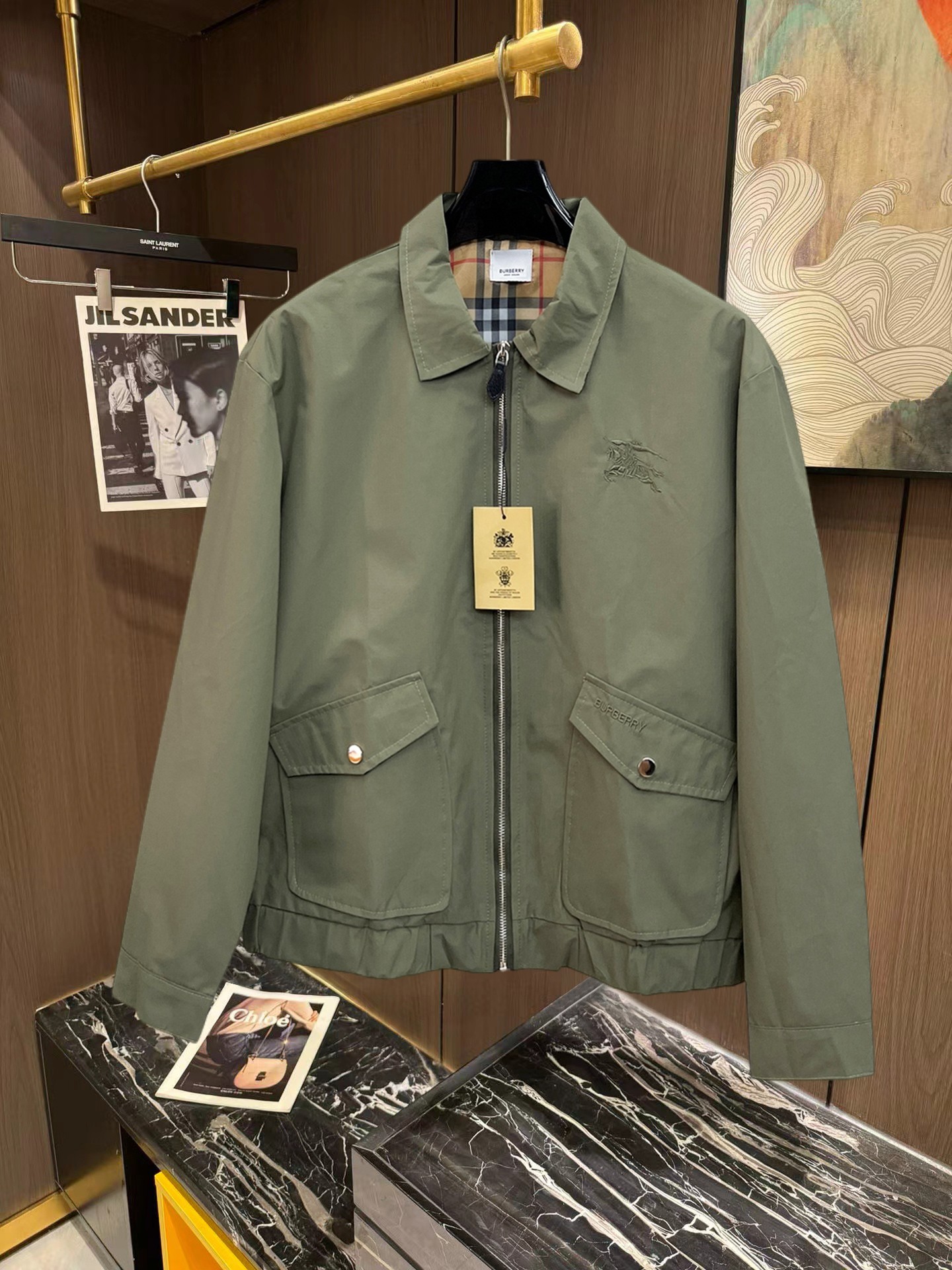 NO:746869,Burberry's 2026 new jacket. The new product on the show is in perfect condition. It is comfortable and warm to wear. It has all three original labels. The color is full and attractive. The very outstanding design easily enhances the sense of fashion. The workmanship is extremely sophisticated and rigorous, and the wiring is neat and meticulous!  A masterpiece from a famous designer!  The upper body does not look bloated and is super handsome!  Available sizes M ~ XXXL Please quote your height and weight when placing an order!  ,,burberry,jackets & coats,jackets & coats,19860909巴宝莉 2026新款夹克外套,秀场新品品相非常完美,穿着舒适保暖,原单三标齐全 色泽饱满诱人,非常出彩的设计,轻松将时髦感进阶,做工极为考究严谨,走线工整细致！大牌设计师巨作！上身不显臃肿、超级帅气！现货码数M ～ XXXL下单报身高体重！,,burberry,jackets & coats,jackets & coats,,Men's clothing