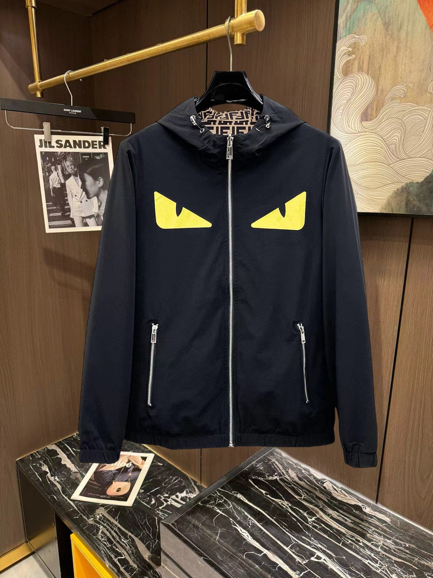 NO:746895,Fendi reversible, 2026 new jacket, the new product on the show is in perfect condition, comfortable and warm to wear, the original three-dimensional standard is complete, the color is full and attractive, the very outstanding design can easily enhance the sense of fashion, the workmanship is extremely sophisticated and rigorous, and the wiring is neat and meticulous!  A masterpiece from a famous designer!  The upper body does not look bloated and is super handsome!  Available sizes M ~ XXXL Please quote your height and weight when placing an order!  ,,fendi,jackets & coats,jackets & coats,19860909芬迪 双面穿,2026新款夹克外套,秀场新品品相非常完美,穿着舒适保暖,原单三标齐全 色泽饱满诱人,非常出彩的设计,轻松将时髦感进阶,做工极为考究严谨,走线工整细致！大牌设计师巨作！上身不显臃肿、超级帅气！现货码数M ～ XXXL下单报身高体重！,,fendi,jackets & coats,jackets & coats,,Men's clothing