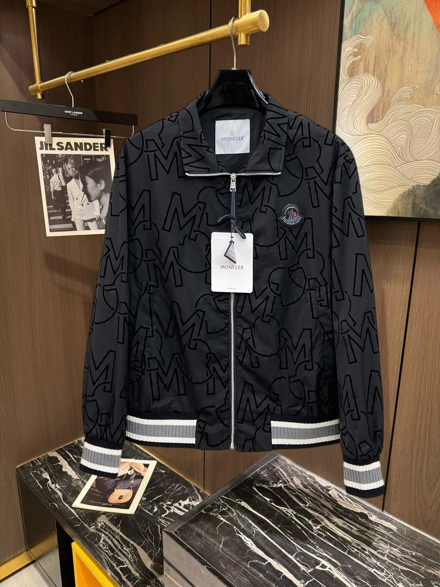 NO:746906,Mengkou 2026 new style jacket, the new product on the show is in perfect condition, comfortable and warm to wear, the original three-dimensional standard is complete, the color is full and attractive, the very outstanding design can easily enhance the fashion sense, the workmanship is extremely sophisticated and rigorous, and the wiring is neat and meticulous!  A masterpiece from a famous designer!  The upper body does not look bloated and is super handsome!  Available sizes M ~ XXXL Please quote your height and weight when placing an order!  ,,Moncler,jackets & coats,jackets & coats,19860909蒙口 2026新款夹克外套,秀场新品品相非常完美,穿着舒适保暖,原单三标齐全 色泽饱满诱人,非常出彩的设计,轻松将时髦感进阶,做工极为考究严谨,走线工整细致！大牌设计师巨作！上身不显臃肿、超级帅气！现货码数M ～ XXXL下单报身高体重！,,Moncler,jackets & coats,jackets & coats,,Men's clothing
