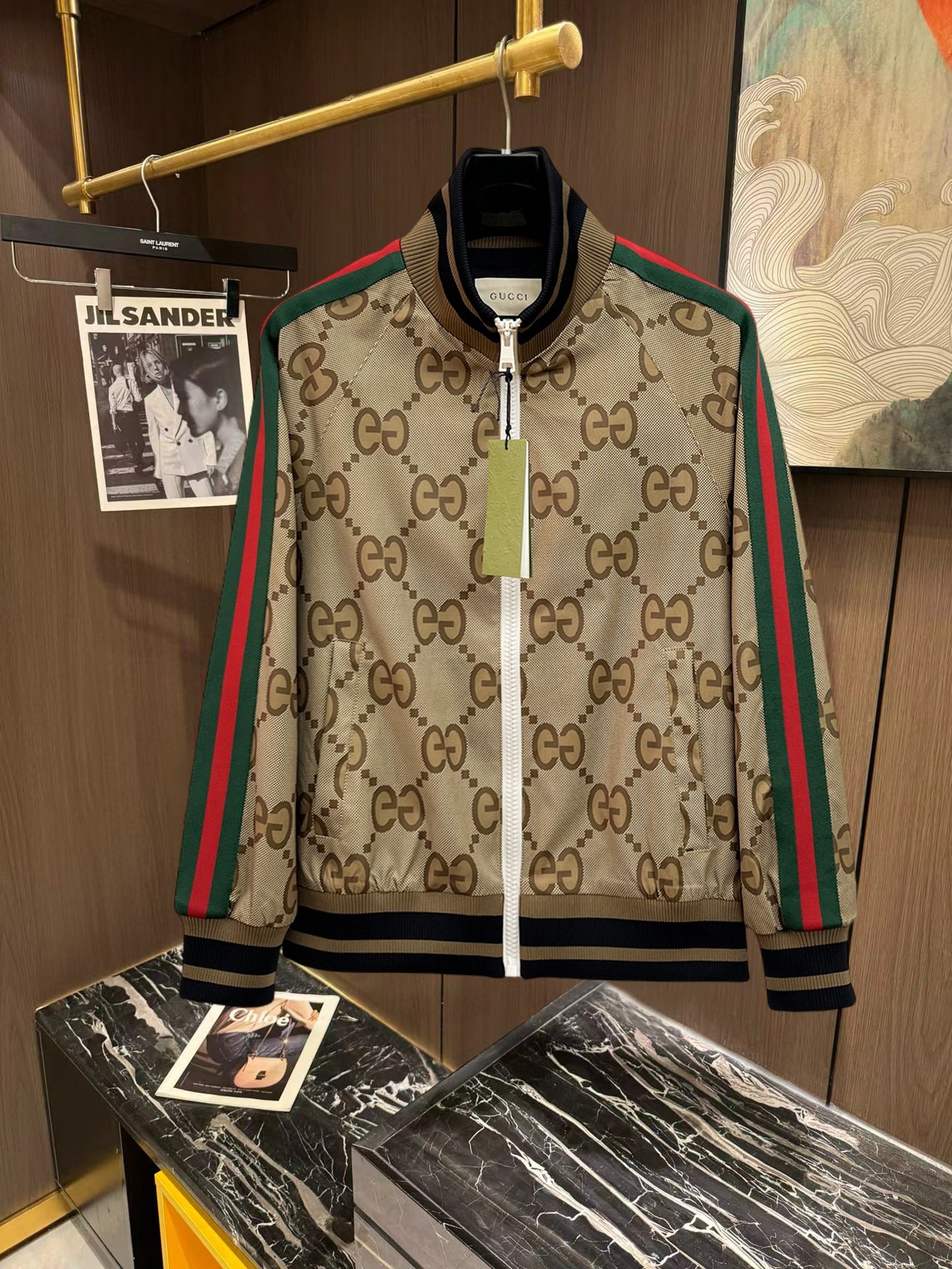 NO:746898,Gucci 2026 new jacket, the new product on the show is in perfect condition, comfortable and warm to wear, the original three-dimensional standard is complete, the color is full and attractive, the very outstanding design can easily enhance the fashion sense, the workmanship is extremely elegant and rigorous, and the wiring is neat and meticulous!  A masterpiece from a famous designer!  The upper body does not look bloated and is super handsome!  Available sizes M ~ XXXL Please quote your height and weight when placing an order!  ,,jackets & coats,jackets & coats,19860909古奇 2026新款夹克外套,秀场新品品相非常完美,穿着舒适保暖,原单三标齐全 色泽饱满诱人,非常出彩的设计,轻松将时髦感进阶,做工极为考究严谨,走线工整细致！大牌设计师巨作！上身不显臃肿、超级帅气！现货码数M ～ XXXL下单报身高体重！,,jackets & coats,jackets & coats,,Men's clothing