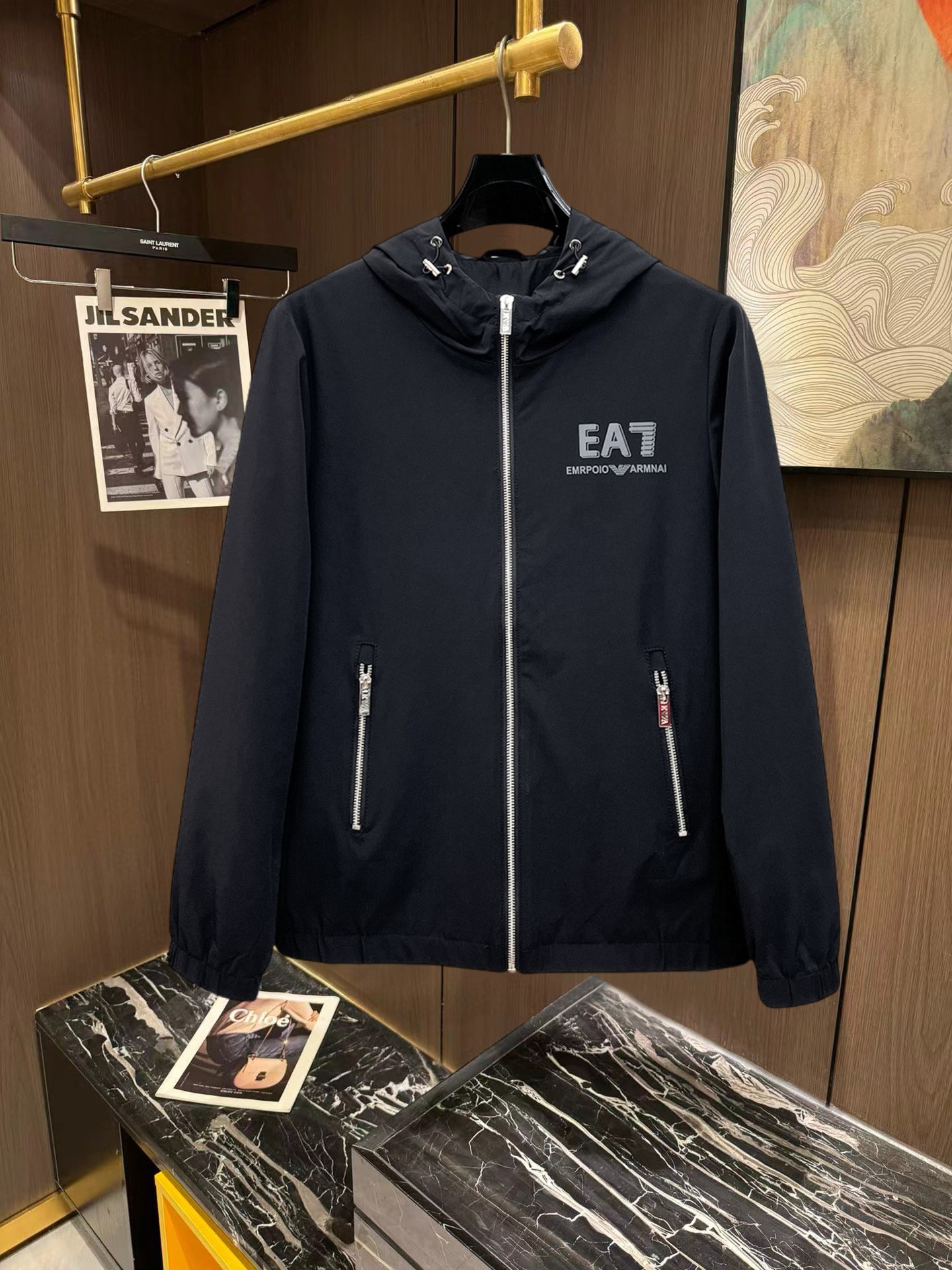 NO:746901,Armani's 2026 new jacket. The new product on the show is in perfect condition. It is comfortable and warm to wear. The original three-dimensional standard is complete. The color is full and attractive. The very outstanding design easily enhances the sense of fashion. The workmanship is extremely sophisticated and rigorous, and the wiring is neat and meticulous!  A masterpiece from a famous designer!  The upper body does not look bloated and is super handsome!  Available sizes M ~ XXXL Please quote your height and weight when placing an order!  ,,armani,jackets & coats,jackets & coats,19860909阿玛尼 2026新款夹克外套,秀场新品品相非常完美,穿着舒适保暖,原单三标齐全 色泽饱满诱人,非常出彩的设计,轻松将时髦感进阶,做工极为考究严谨,走线工整细致！大牌设计师巨作！上身不显臃肿、超级帅气！现货码数M ～ XXXL下单报身高体重！,,armani,jackets & coats,jackets & coats,,Men's clothing