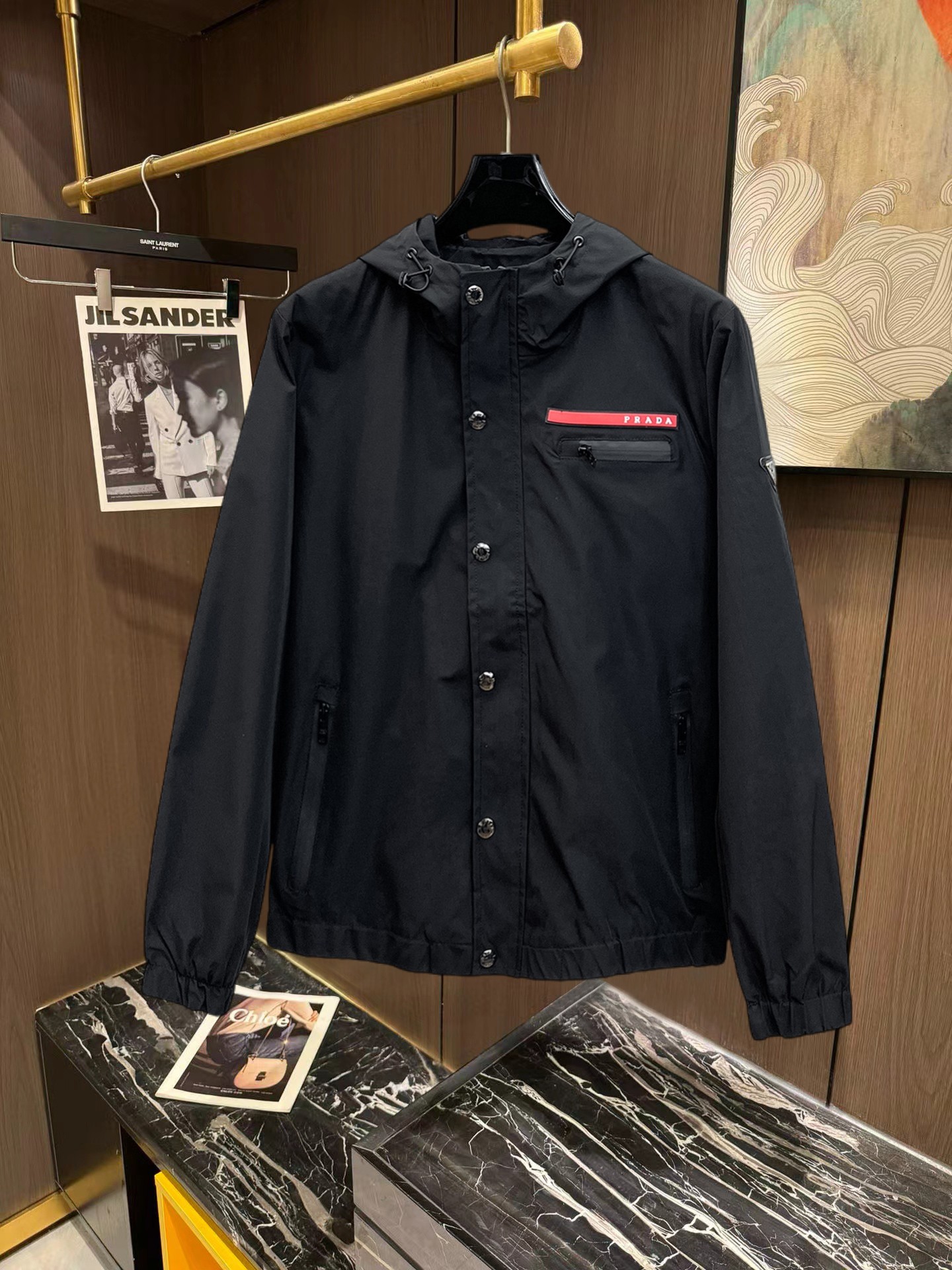 NO:746871,Prada 2026 new jacket, the new product on the show is in perfect condition, comfortable and warm to wear, the original three-dimensional standard is complete, the color is full and attractive, the very outstanding design can easily enhance the fashion sense, the workmanship is extremely sophisticated and rigorous, and the wiring is neat and meticulous!  A masterpiece from a famous designer!  The upper body does not look bloated and is super handsome!  Available sizes M ~ XXXL Please quote your height and weight when placing an order!  ,,prada,jackets & coats,jackets & coats,19860909普拉达 2026新款夹克外套,秀场新品品相非常完美,穿着舒适保暖,原单三标齐全 色泽饱满诱人,非常出彩的设计,轻松将时髦感进阶,做工极为考究严谨,走线工整细致！大牌设计师巨作！上身不显臃肿、超级帅气！现货码数M ～ XXXL下单报身高体重！,,prada,jackets & coats,jackets & coats,,Men's clothing