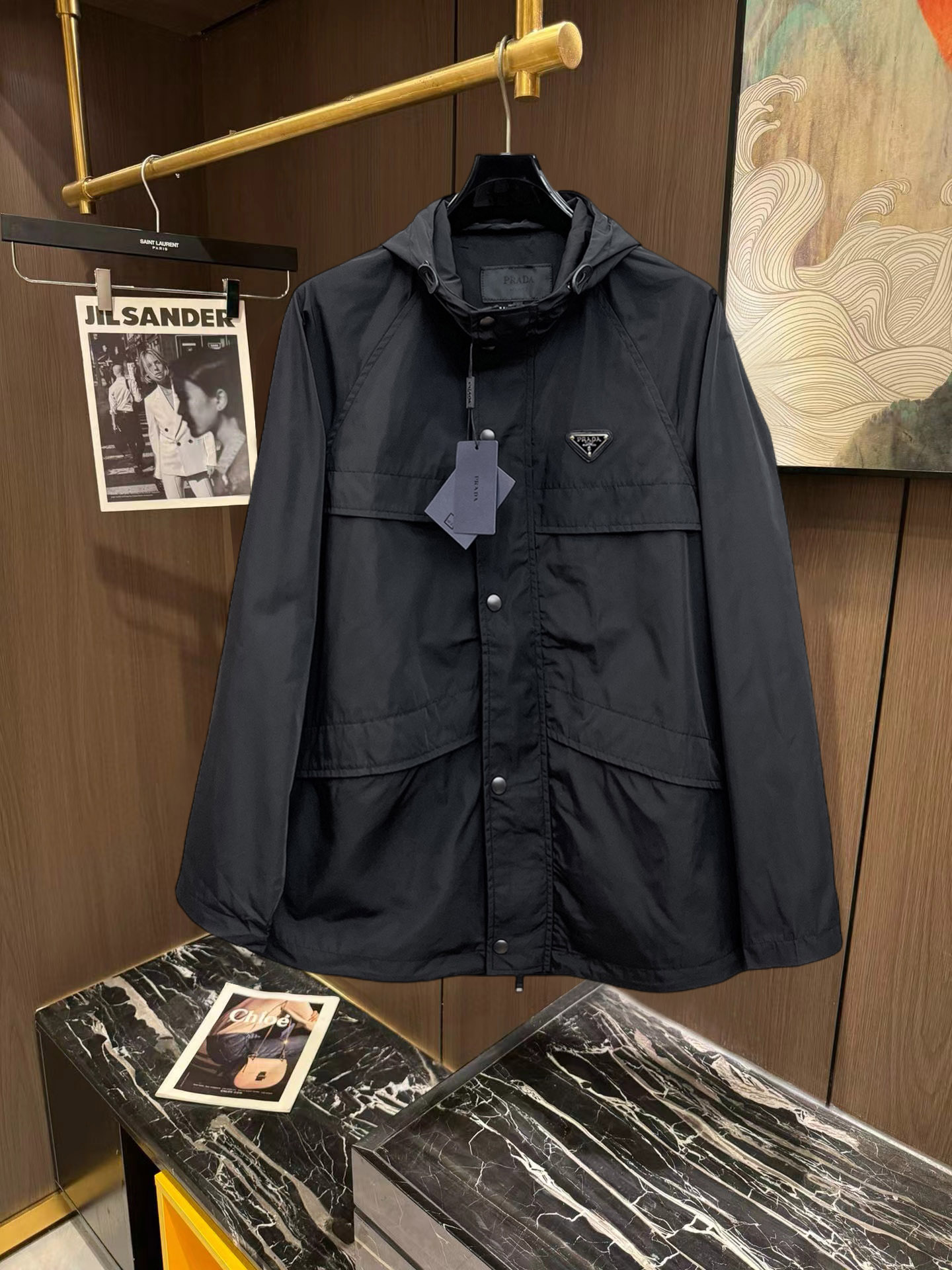 NO:746904,Prada 2026 new jacket, the new product on the show is in perfect condition, comfortable and warm to wear, the original three-dimensional standard is complete, the color is full and attractive, the very outstanding design can easily enhance the fashion sense, the workmanship is extremely sophisticated and rigorous, and the wiring is neat and meticulous!  A masterpiece from a famous designer!  The upper body does not look bloated and is super handsome!  Available sizes M ~ XXXL Please quote your height and weight when placing an order!  ,,prada,jackets & coats,jackets & coats,19860909普拉达 2026新款夹克外套,秀场新品品相非常完美,穿着舒适保暖,原单三标齐全 色泽饱满诱人,非常出彩的设计,轻松将时髦感进阶,做工极为考究严谨,走线工整细致！大牌设计师巨作！上身不显臃肿、超级帅气！现货码数M ～ XXXL下单报身高体重！,,prada,jackets & coats,jackets & coats,,Men's clothing