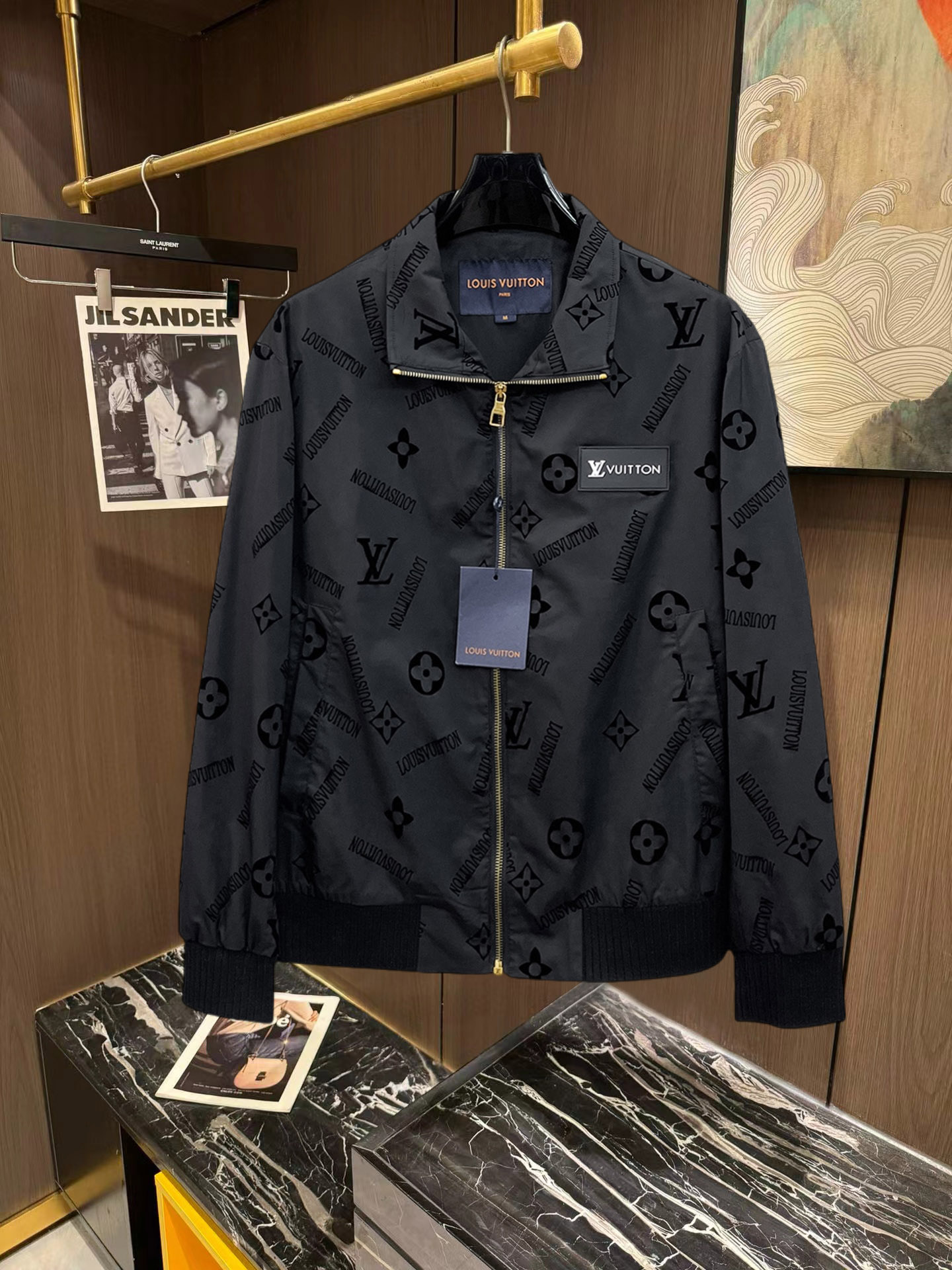 NO:746900,LV 2026 new jacket. The new product on the show is in perfect condition. It is comfortable and warm to wear. It has all three original labels. The color is full and attractive. The very outstanding design easily enhances the sense of fashion. The workmanship is extremely sophisticated and rigorous, and the wiring is neat and meticulous!  A masterpiece from a famous designer!  The upper body does not look bloated and is super handsome!  Available sizes M ~ XXXL Please quote your height and weight when placing an order!  ,,louis vuitton,jackets & coats,jackets & coats,19860909LV 2026新款夹克外套,秀场新品品相非常完美,穿着舒适保暖,原单三标齐全 色泽饱满诱人,非常出彩的设计,轻松将时髦感进阶,做工极为考究严谨,走线工整细致！大牌设计师巨作！上身不显臃肿、超级帅气！现货码数M ～ XXXL下单报身高体重！,,louis vuitton,jackets & coats,jackets & coats,,Men's clothing