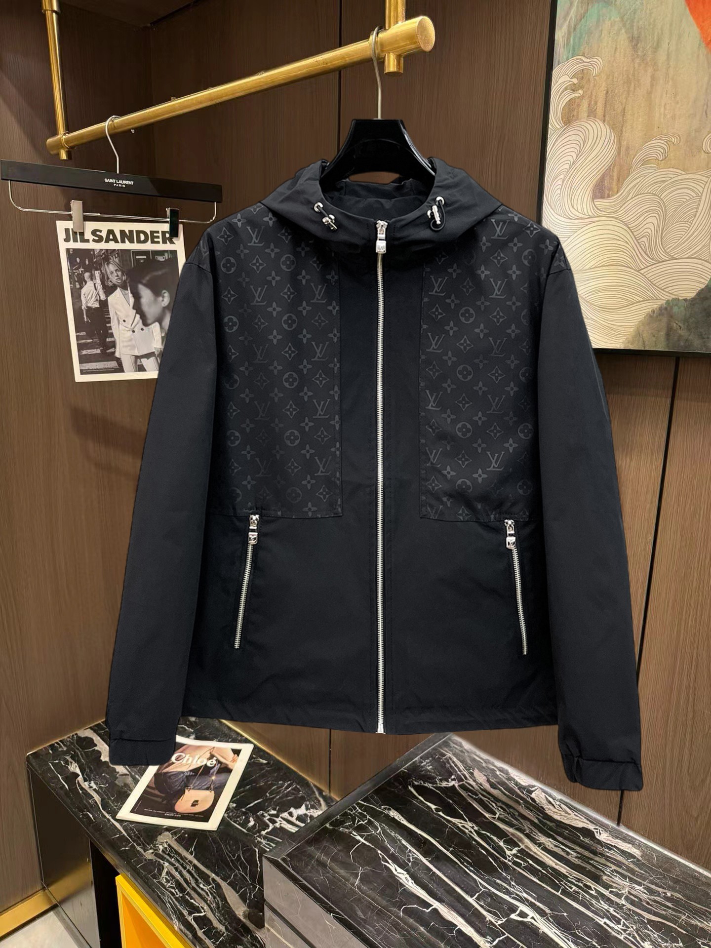 NO:746873,LV 2026 new jacket. The new product on the show is in perfect condition. It is comfortable and warm to wear. It has all three original labels. The color is full and attractive. The very outstanding design easily enhances the sense of fashion. The workmanship is extremely sophisticated and rigorous, and the wiring is neat and meticulous!  A masterpiece from a famous designer!  The upper body does not look bloated and is super handsome!  Available sizes M ~ XXXL Please quote your height and weight when placing an order!  ,,louis vuitton,jackets & coats,jackets & coats,19860909LV 2026新款夹克外套,秀场新品品相非常完美,穿着舒适保暖,原单三标齐全 色泽饱满诱人,非常出彩的设计,轻松将时髦感进阶,做工极为考究严谨,走线工整细致！大牌设计师巨作！上身不显臃肿、超级帅气！现货码数M ～ XXXL下单报身高体重！,,louis vuitton,jackets & coats,jackets & coats,,Men's clothing