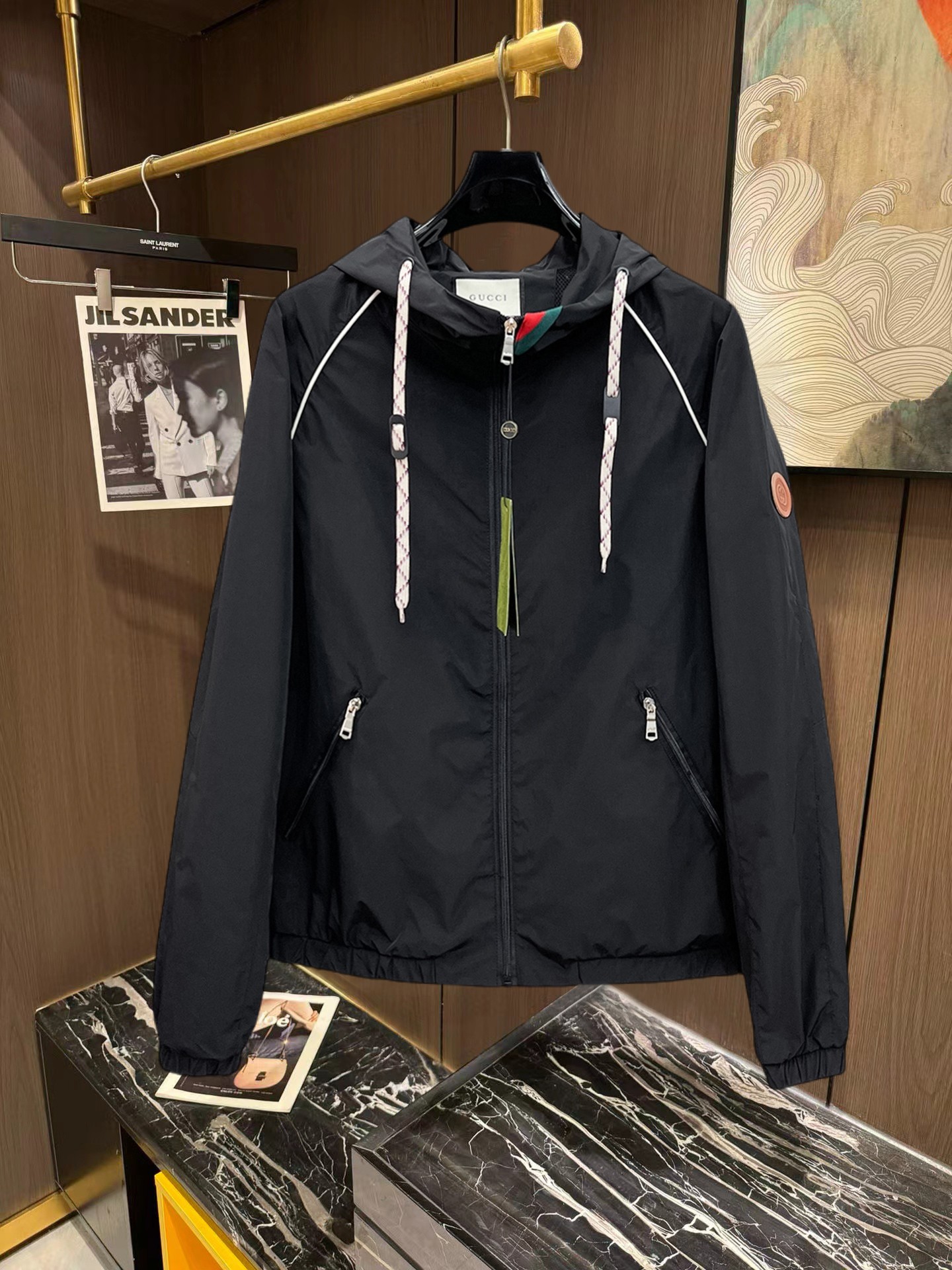 NO:746907,Gucci 2026 new jacket, the new product on the show is in perfect condition, comfortable and warm to wear, the original three-dimensional standard is complete, the color is full and attractive, the very outstanding design can easily enhance the fashion sense, the workmanship is extremely elegant and rigorous, and the wiring is neat and meticulous!  A masterpiece from a famous designer!  The upper body does not look bloated and is super handsome!  Available sizes M ~ XXXL Please quote your height and weight when placing an order!  ,,jackets & coats,jackets & coats,19860909古奇 2026新款夹克外套,秀场新品品相非常完美,穿着舒适保暖,原单三标齐全 色泽饱满诱人,非常出彩的设计,轻松将时髦感进阶,做工极为考究严谨,走线工整细致！大牌设计师巨作！上身不显臃肿、超级帅气！现货码数M ～ XXXL下单报身高体重！,,jackets & coats,jackets & coats,,Men's clothing