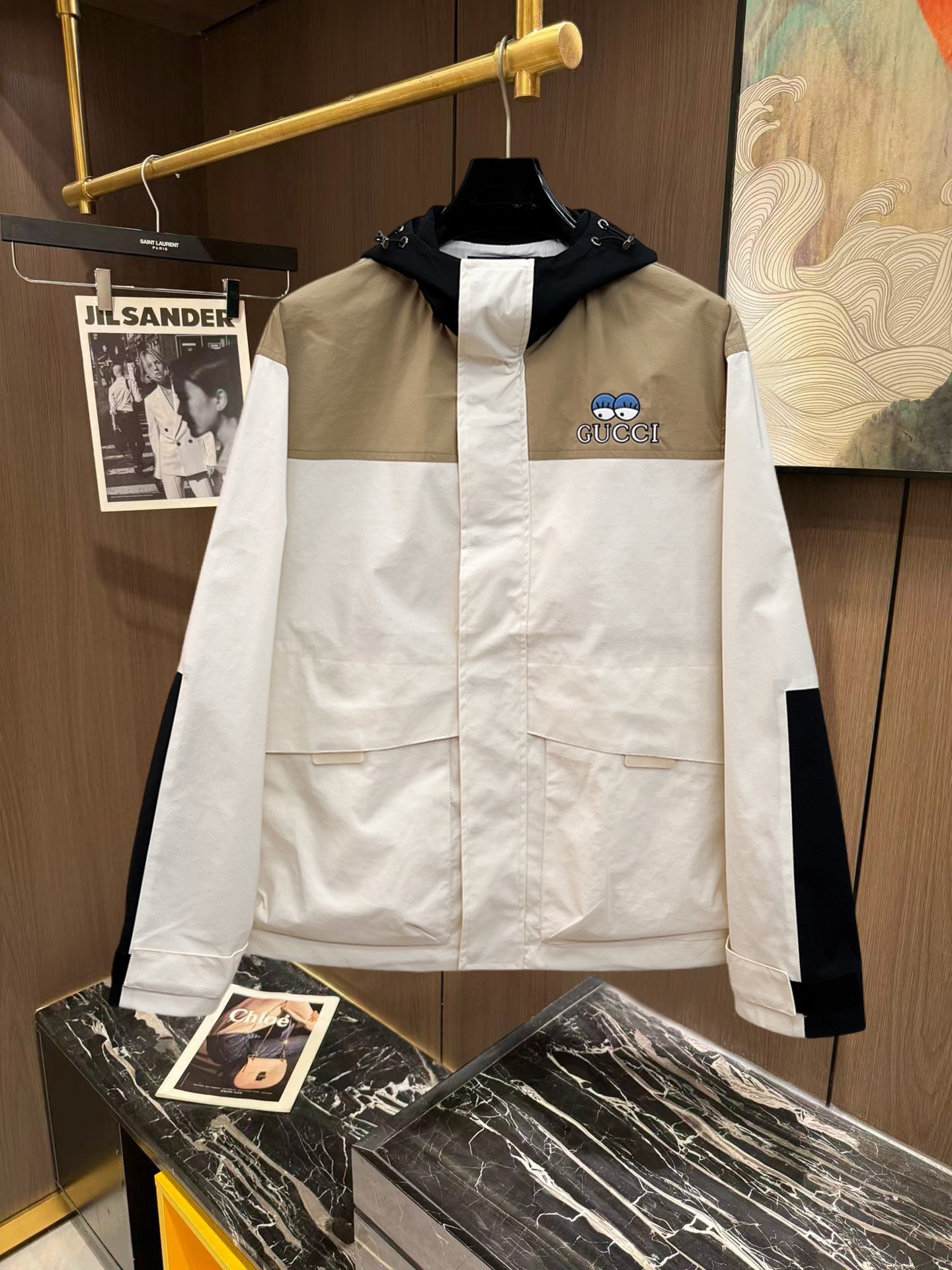 NO:746903,Gucci 2026 new jacket, the new product on the show is in perfect condition, comfortable and warm to wear, the original three-dimensional standard is complete, the color is full and attractive, the very outstanding design can easily enhance the fashion sense, the workmanship is extremely elegant and rigorous, and the wiring is neat and meticulous!  A masterpiece from a famous designer!  The upper body does not look bloated and is super handsome!  Available sizes M ~ XXXL Please quote your height and weight when placing an order!  ,,jackets & coats,jackets & coats,19860909古奇 2026新款夹克外套,秀场新品品相非常完美,穿着舒适保暖,原单三标齐全 色泽饱满诱人,非常出彩的设计,轻松将时髦感进阶,做工极为考究严谨,走线工整细致！大牌设计师巨作！上身不显臃肿、超级帅气！现货码数M ～ XXXL下单报身高体重！,,jackets & coats,jackets & coats,,Men's clothing