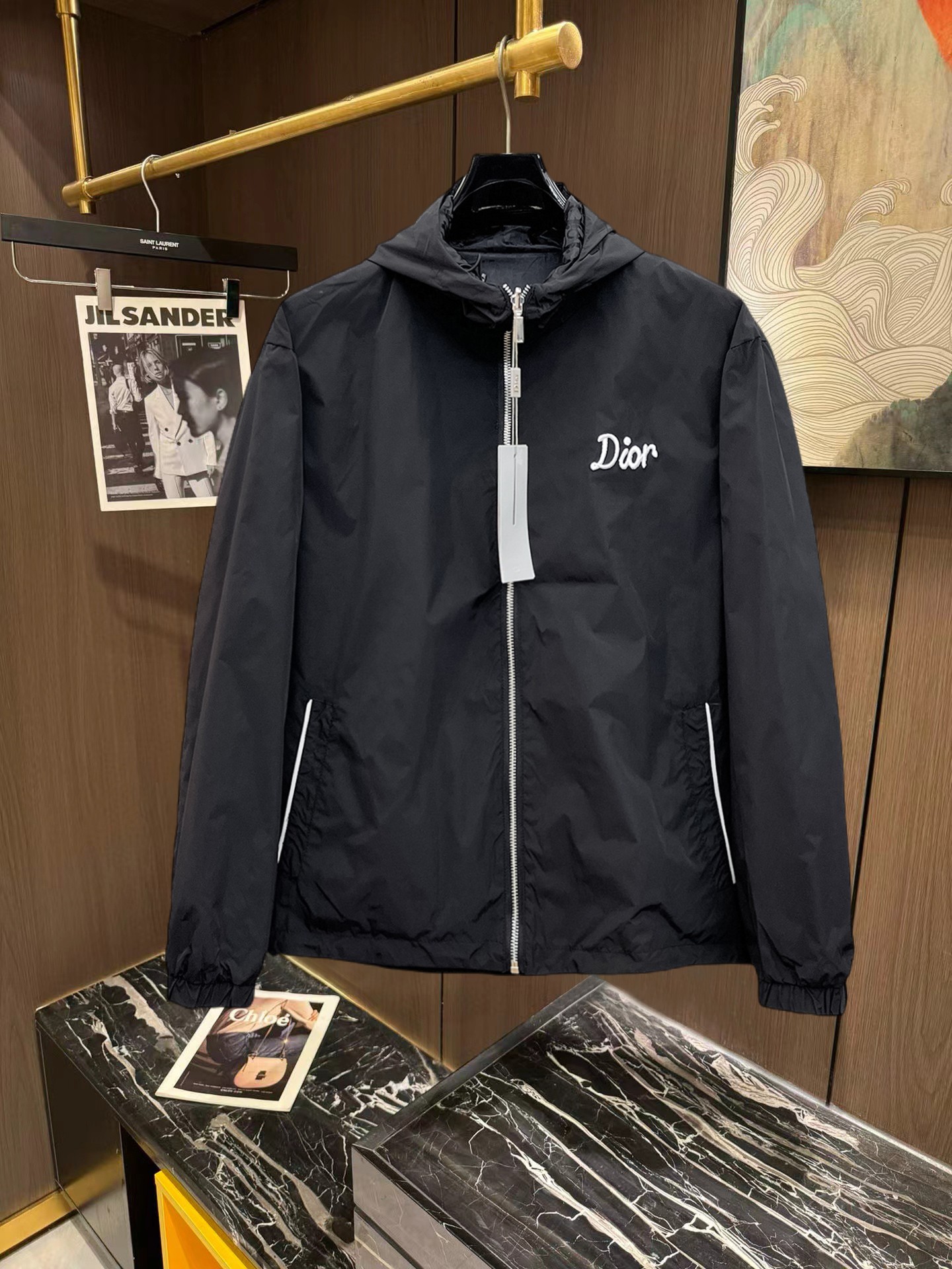 NO:746910,Dior reversible, 2026 new jacket, the new product on the show is in perfect condition, comfortable and warm to wear, with all three original labels. The color is full and attractive, and the brilliant design can easily enhance the sense of fashion. The workmanship is extremely sophisticated and rigorous, and the wiring is neat and meticulous!  A masterpiece from a famous designer!  The upper body does not look bloated and is super handsome!  Available sizes M ~ XXXL Please quote your height and weight when placing an order!  ,,dior,jackets & coats,jackets & coats,19860909迪奥 双面穿,2026新款夹克外套,秀场新品品相非常完美,穿着舒适保暖,原单三标齐全 色泽饱满诱人,非常出彩的设计,轻松将时髦感进阶,做工极为考究严谨,走线工整细致！大牌设计师巨作！上身不显臃肿、超级帅气！现货码数M ～ XXXL下单报身高体重！,,dior,jackets & coats,jackets & coats,,Men's clothing