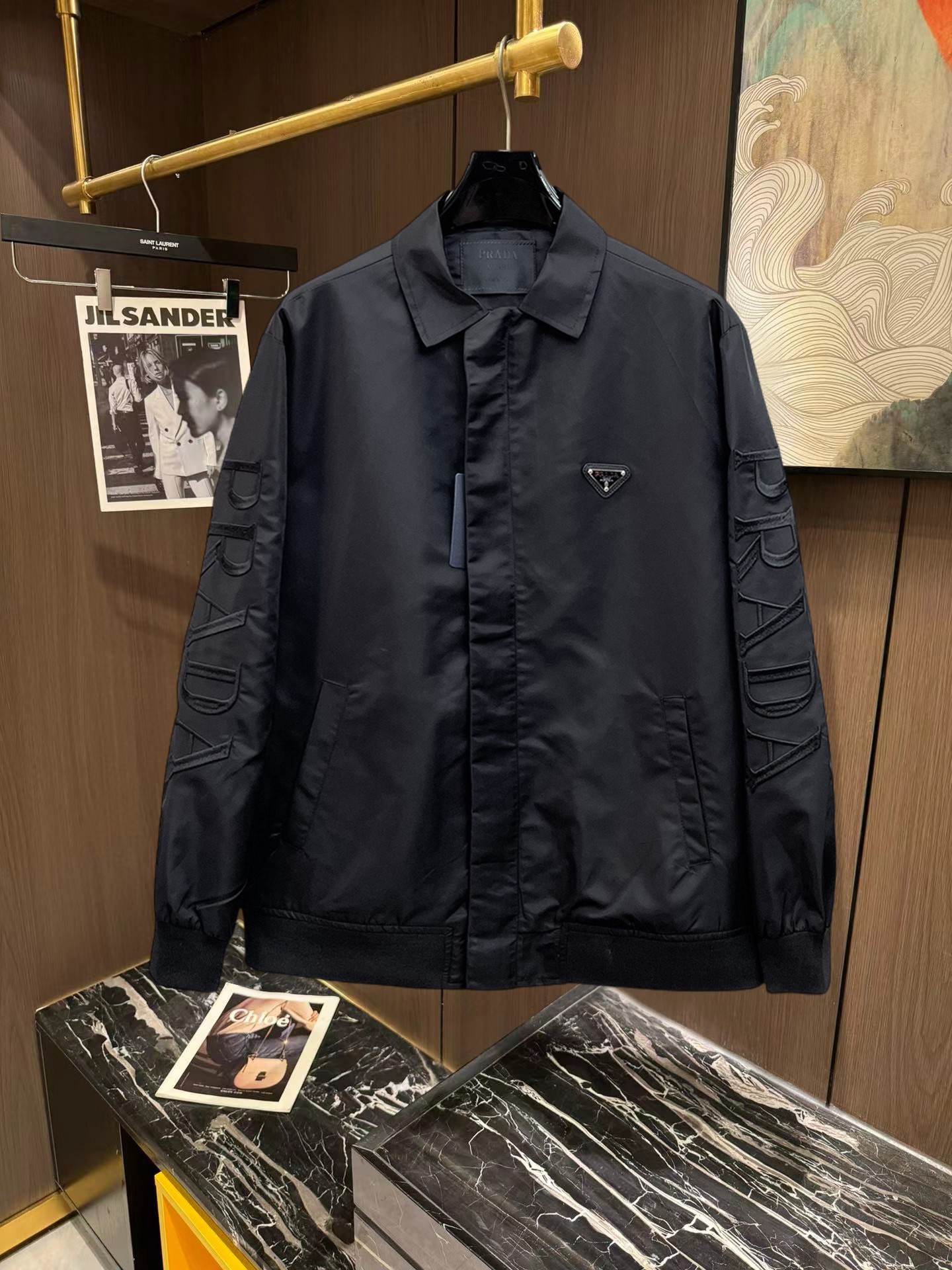 NO:746913,Prada 2026 new jacket, the new product on the show is in perfect condition, comfortable and warm to wear, the original three-dimensional standard is complete, the color is full and attractive, the very outstanding design can easily enhance the fashion sense, the workmanship is extremely sophisticated and rigorous, and the wiring is neat and meticulous!  A masterpiece from a famous designer!  The upper body does not look bloated and is super handsome!  Available sizes M ~ XXXL Please quote your height and weight when placing an order!  ,,prada,jackets & coats,jackets & coats,19860909普拉达 2026新款夹克外套,秀场新品品相非常完美,穿着舒适保暖,原单三标齐全 色泽饱满诱人,非常出彩的设计,轻松将时髦感进阶,做工极为考究严谨,走线工整细致！大牌设计师巨作！上身不显臃肿、超级帅气！现货码数M ～ XXXL下单报身高体重！,,prada,jackets & coats,jackets & coats,,Men's clothing