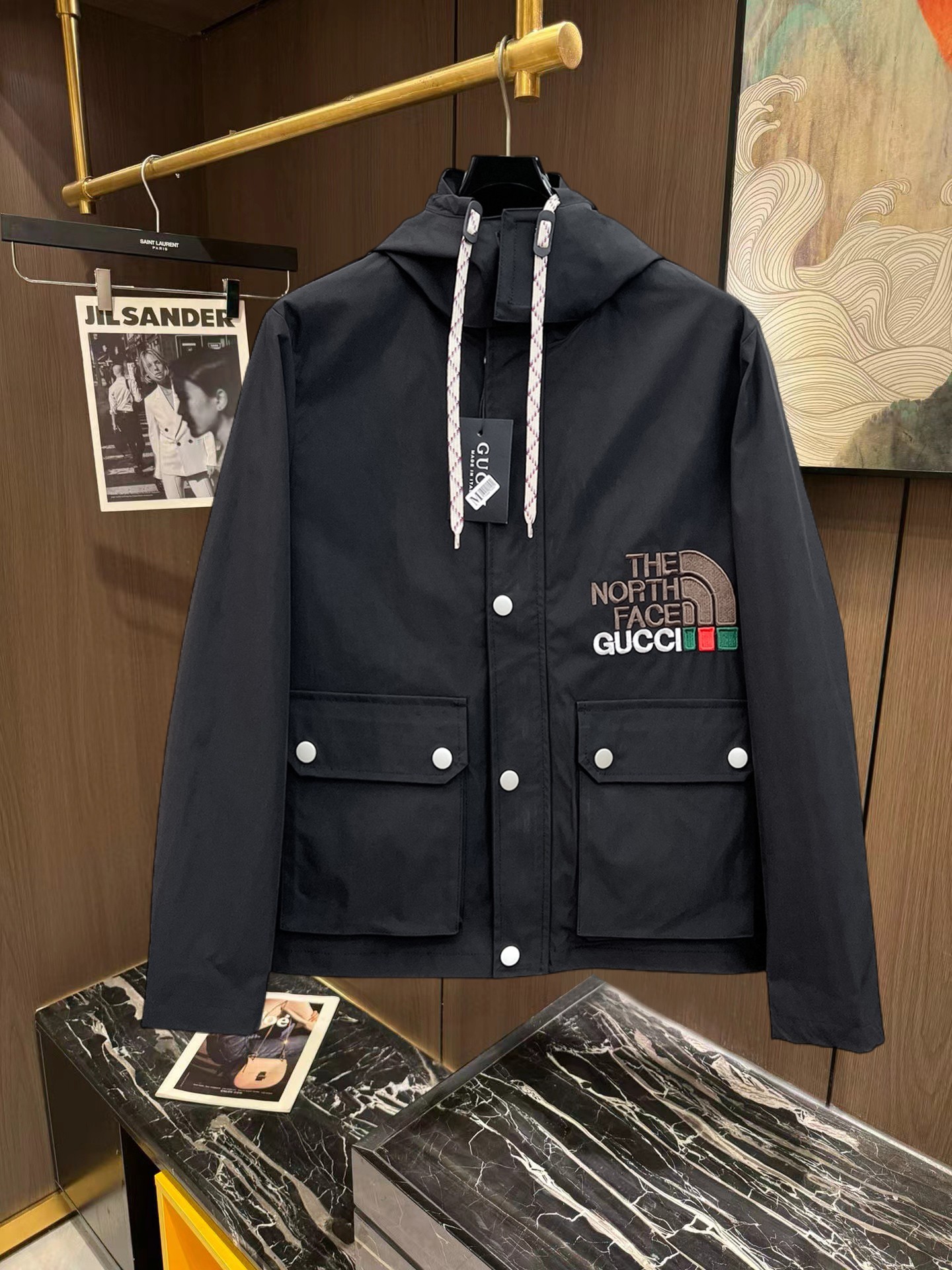 NO:746916,Gucci 2026 new jacket, the new product on the show is in perfect condition, comfortable and warm to wear, the original three-dimensional standard is complete, the color is full and attractive, the very outstanding design can easily enhance the fashion sense, the workmanship is extremely elegant and rigorous, and the wiring is neat and meticulous!  A masterpiece from a famous designer!  The upper body does not look bloated and is super handsome!  Available sizes M ~ XXXL Please quote your height and weight when placing an order!  ,,jackets & coats,jackets & coats,19860909古奇 2026新款夹克外套,秀场新品品相非常完美,穿着舒适保暖,原单三标齐全 色泽饱满诱人,非常出彩的设计,轻松将时髦感进阶,做工极为考究严谨,走线工整细致！大牌设计师巨作！上身不显臃肿、超级帅气！现货码数M ～ XXXL下单报身高体重！,,jackets & coats,jackets & coats,,Men's clothing