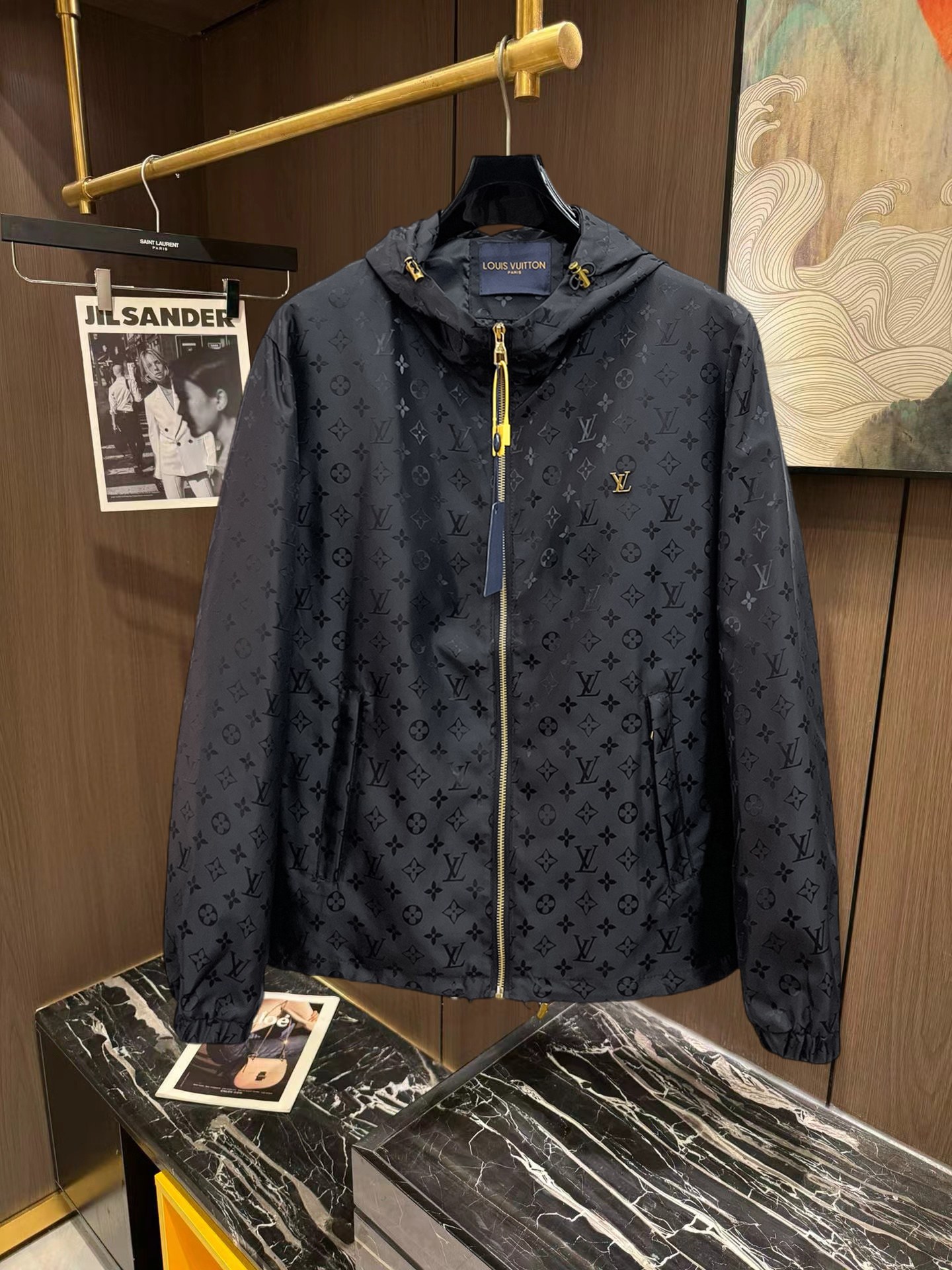 NO:746911,LV 2026 new jacket. The new product on the show is in perfect condition. It is comfortable and warm to wear. It has all three original labels. The color is full and attractive. The very outstanding design easily enhances the sense of fashion. The workmanship is extremely sophisticated and rigorous, and the wiring is neat and meticulous!  A masterpiece from a famous designer!  The upper body does not look bloated and is super handsome!  Available sizes M ~ XXXL Please quote your height and weight when placing an order!  ,,louis vuitton,jackets & coats,jackets & coats,19860909LV 2026新款夹克外套,秀场新品品相非常完美,穿着舒适保暖,原单三标齐全 色泽饱满诱人,非常出彩的设计,轻松将时髦感进阶,做工极为考究严谨,走线工整细致！大牌设计师巨作！上身不显臃肿、超级帅气！现货码数M ～ XXXL下单报身高体重！,,louis vuitton,jackets & coats,jackets & coats,,Men's clothing