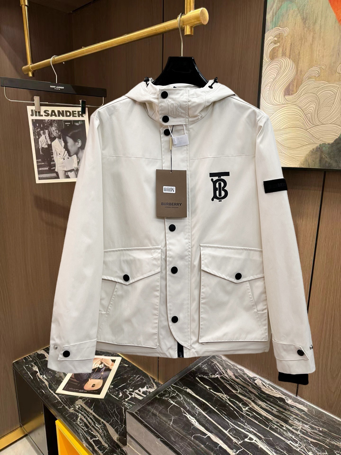 NO:746908,Burberry's 2026 new jacket. The new product on the show is in perfect condition. It is comfortable and warm to wear. It has all three original labels. The color is full and attractive. The very outstanding design easily enhances the sense of fashion. The workmanship is extremely sophisticated and rigorous, and the wiring is neat and meticulous!  A masterpiece from a famous designer!  The upper body does not look bloated and is super handsome!  Available sizes M ~ XXXL Please quote your height and weight when placing an order!  ,,burberry,jackets & coats,jackets & coats,19860909巴宝莉 2026新款夹克外套,秀场新品品相非常完美,穿着舒适保暖,原单三标齐全 色泽饱满诱人,非常出彩的设计,轻松将时髦感进阶,做工极为考究严谨,走线工整细致！大牌设计师巨作！上身不显臃肿、超级帅气！现货码数M ～ XXXL下单报身高体重！,,burberry,jackets & coats,jackets & coats,,Men's clothing