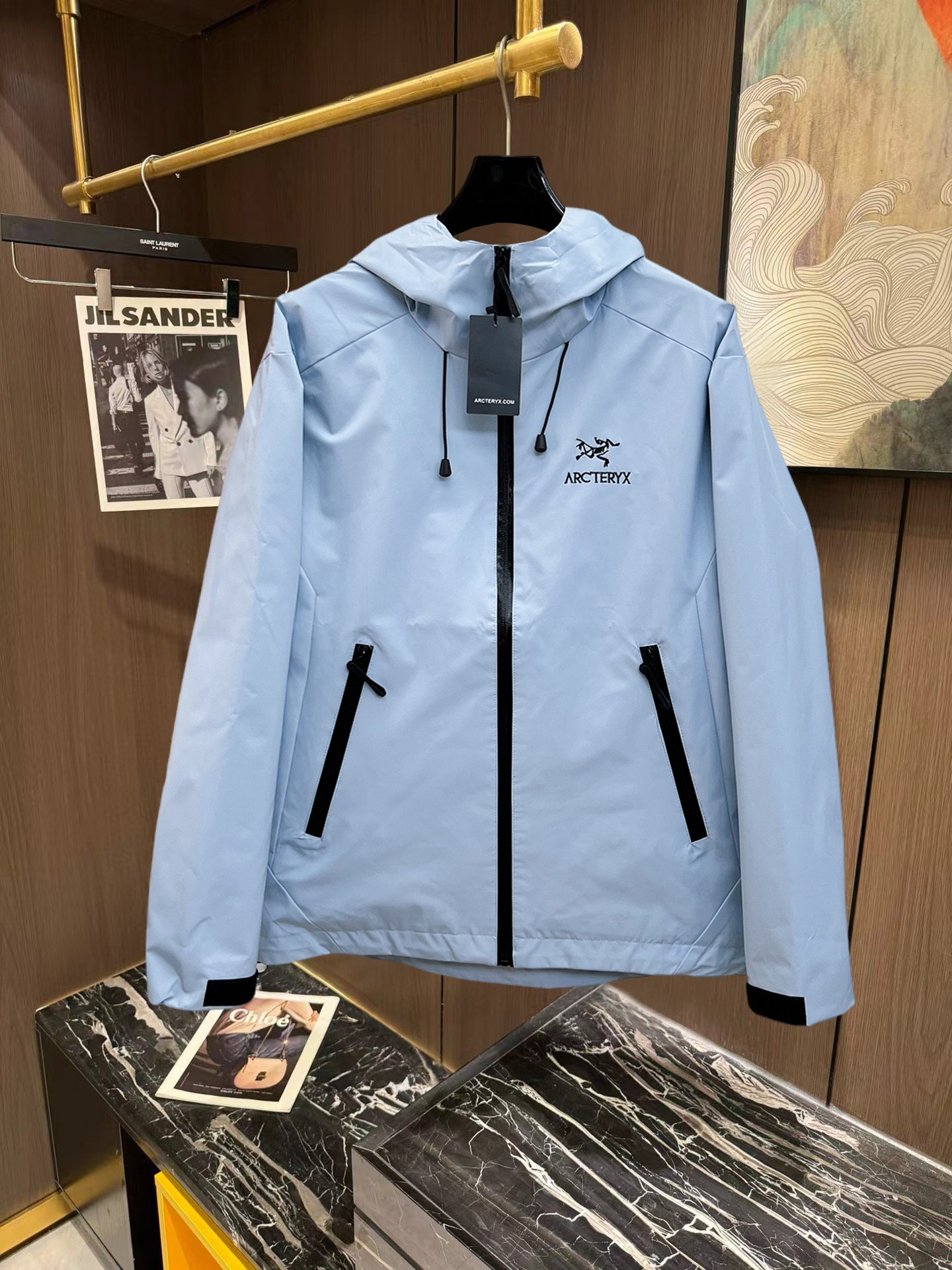 NO:746902,Arc'teryx 2026 new jacket. The new product on the show is in perfect condition. It is comfortable and warm to wear. The original three-dimensional standard is complete. The color is full and attractive. The very outstanding design easily enhances the sense of fashion. The workmanship is extremely sophisticated and rigorous, and the wiring is neat and meticulous!  A masterpiece from a famous designer!  The upper body does not look bloated and is super handsome!  Available sizes M ~ XXXL Please quote your height and weight when placing an order!  ,arc'teryx,jackets & coats,jackets & coats,19860909始祖鸟 2026新款夹克外套,秀场新品品相非常完美,穿着舒适保暖,原单三标齐全 色泽饱满诱人,非常出彩的设计,轻松将时髦感进阶,做工极为考究严谨,走线工整细致！大牌设计师巨作！上身不显臃肿、超级帅气！现货码数M ～ XXXL下单报身高体重！,arc'teryx,jackets & coats,jackets & coats,,Men's clothing