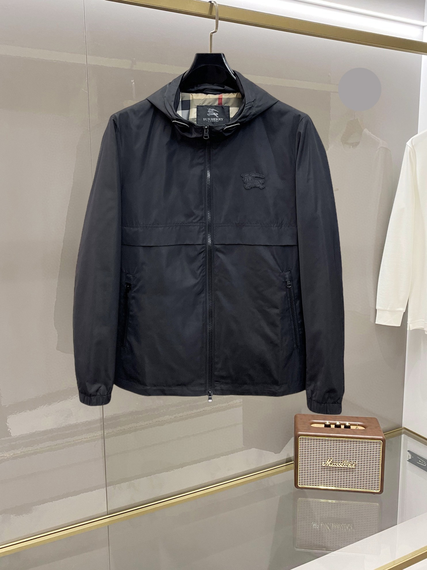 NO:732393,Burberry's 2026 spring new jacket, the new product on the show is in perfect condition, comfortable and warm, complete with three colors, full and attractive color, very outstanding design, easily upgrades the fashion sense, extremely elegant and rigorous workmanship, neat and meticulous wiring!  A masterpiece from a famous designer!  The upper body does not look bloated and is super handsome!  Available size M ~ XXXL,,burberry,jackets & coats,jackets & coats,19860909巴宝莉 2026开春新款夹克外套,秀场新品品相非常完美,舒适保暖,三标齐全色泽饱满诱人,非常出彩的设计,轻松将时髦感进阶,做工极为考究严谨,走线工整细致！大牌设计师巨作！上身不显臃肿、超级帅气！现货码数M ～ XXXL,,burberry,jackets & coats,jackets & coats,,Men's clothing