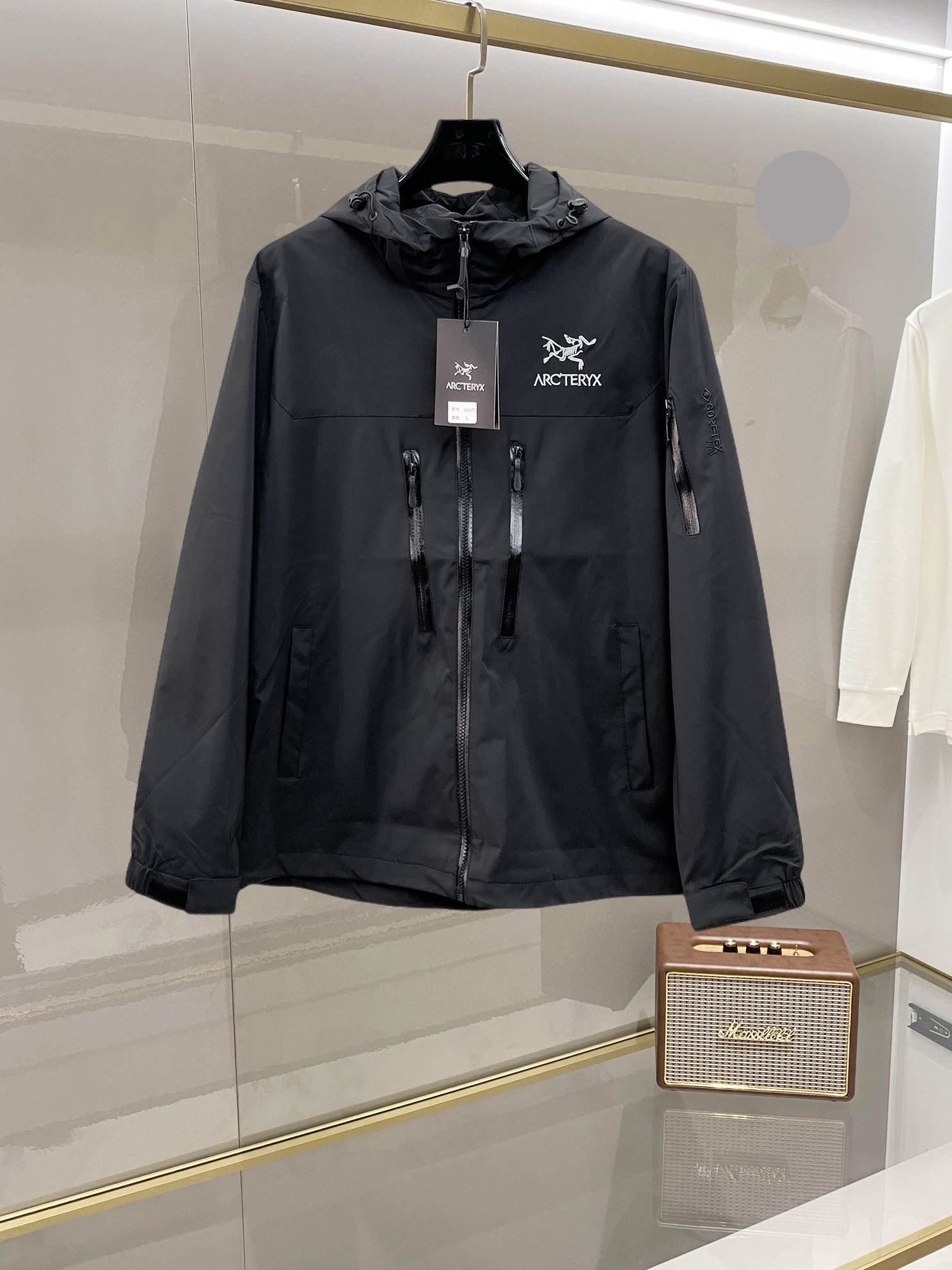 💰470 始祖鸟 2025秋季新款夹克外套，秀场新品‼品相非常完美，舒适保暖，三标齐全色泽饱满诱人，非常出彩的设计，轻松将时髦感进阶，做工极为考究严谨，走线工整细致！大牌设计师巨作！上身不显臃肿、超级帅气！现货码数：M ～ XXXL