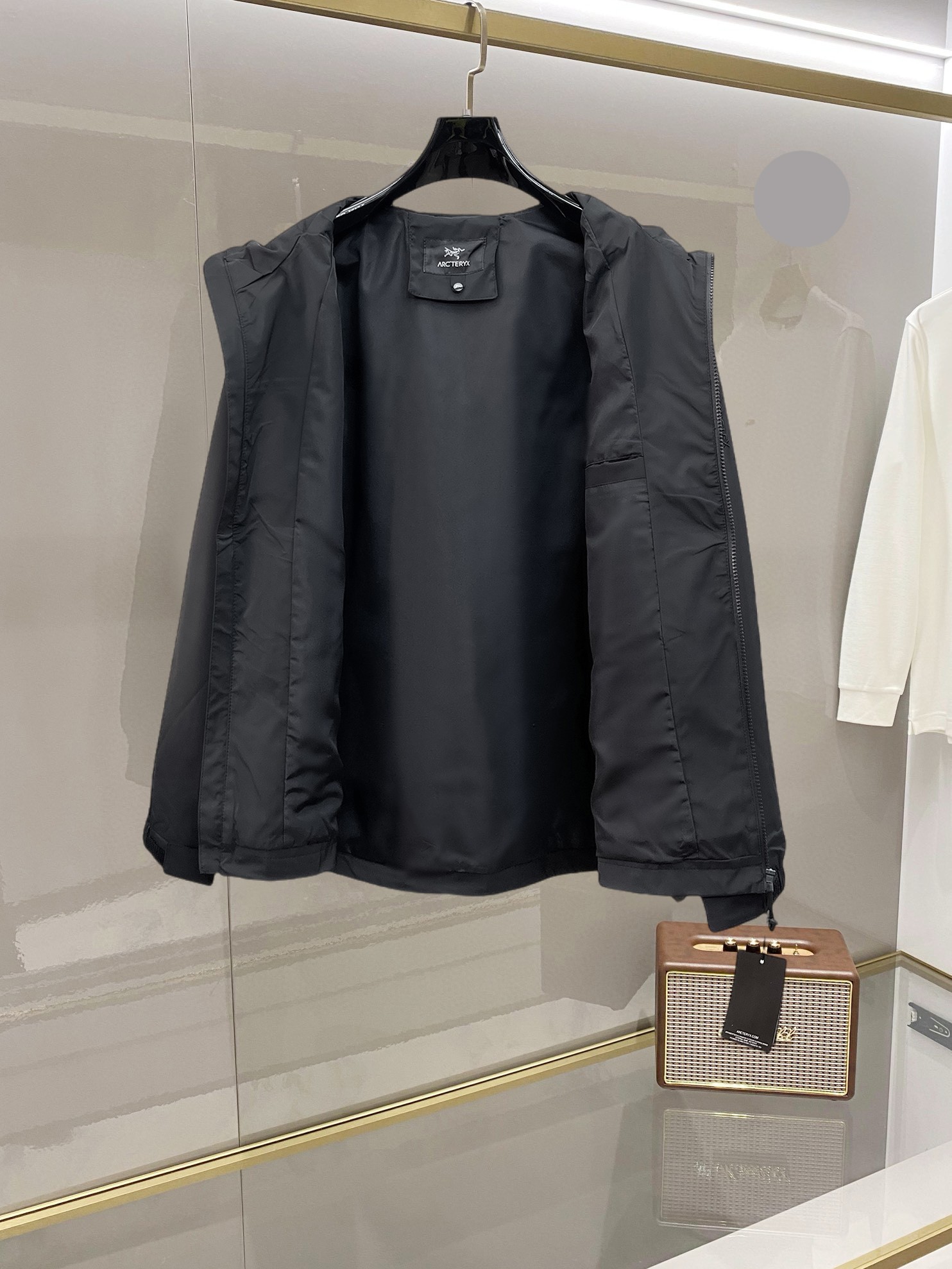 💰470 始祖鸟 2025秋季新款夹克外套，秀场新品‼品相非常完美，舒适保暖，三标齐全色泽饱满诱人，非常出彩的设计，轻松将时髦感进阶，做工极为考究严谨，走线工整细致！大牌设计师巨作！上身不显臃肿、超级帅气！现货码数：M ～ XXXL