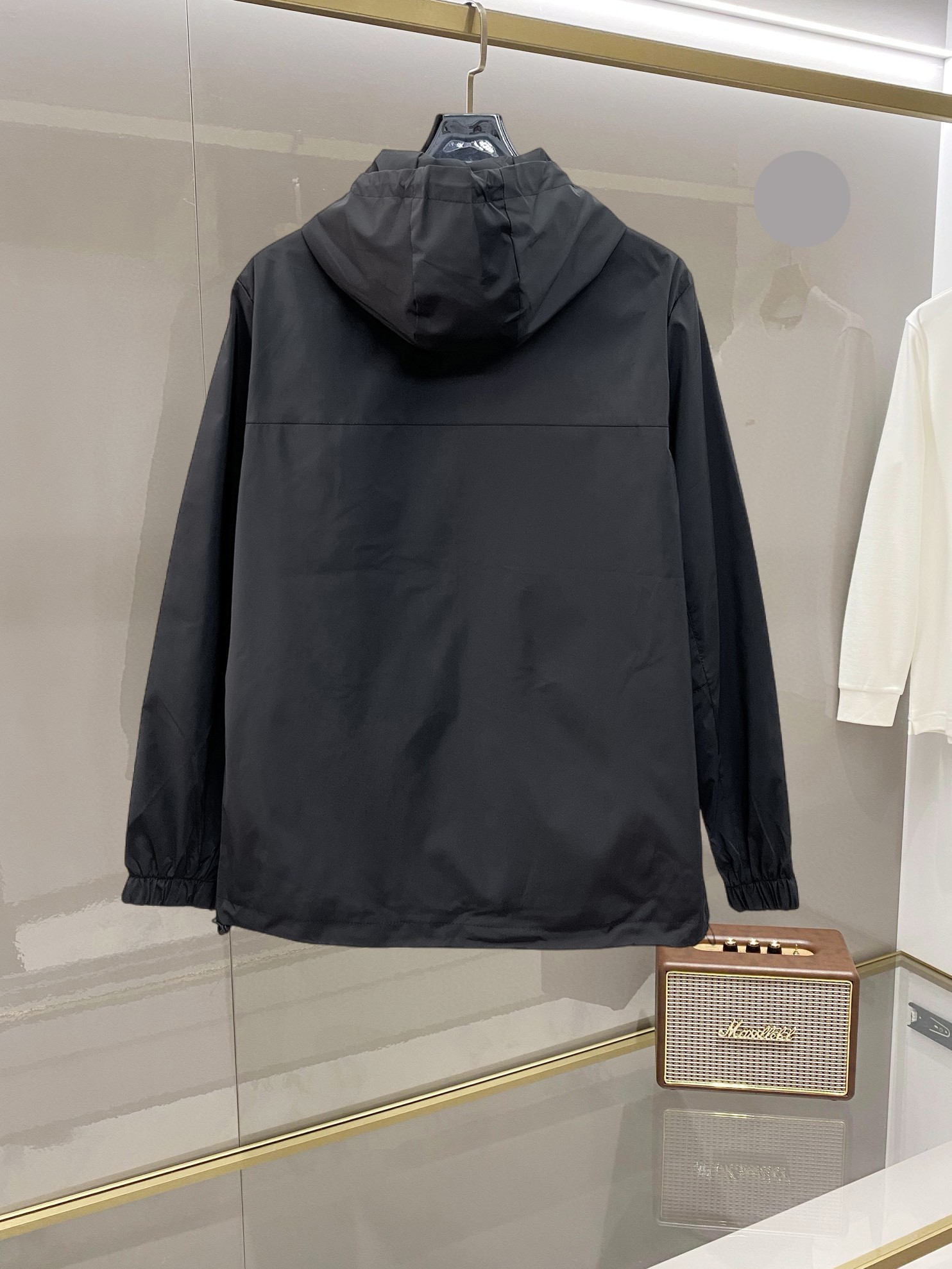 💰470 始祖鸟 2025秋季新款夹克外套，秀场新品‼品相非常完美，舒适保暖，三标齐全色泽饱满诱人，非常出彩的设计，轻松将时髦感进阶，做工极为考究严谨，走线工整细致！大牌设计师巨作！上身不显臃肿、超级帅气！现货码数：M ～ XXXL