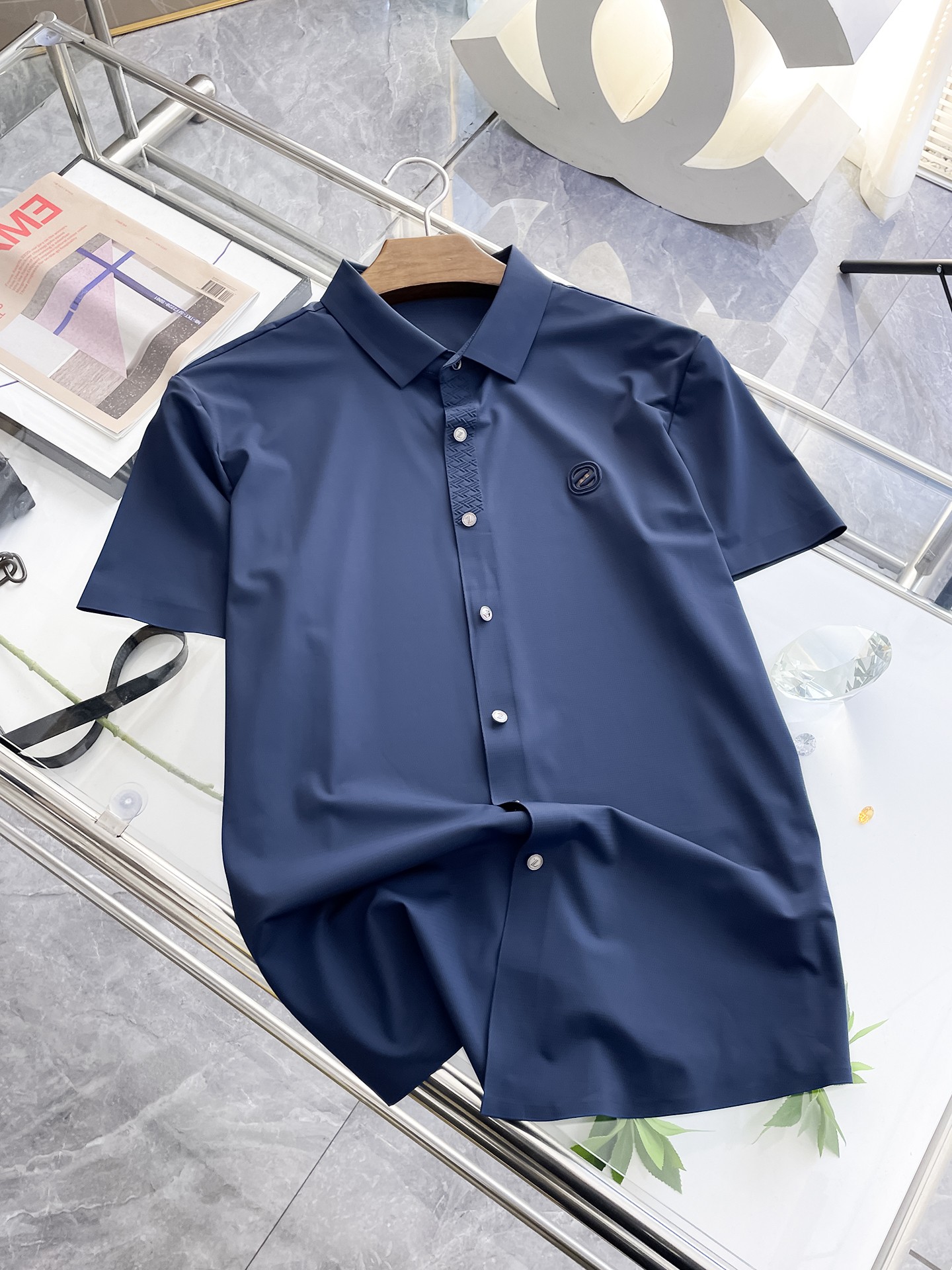 NO:133362,Jenia High-end Business White-collar workers are a must-have item for individuals in the unit!  Seal-free pressed glue ice silk casual business short-sleeved shirt, technological fabric, ice silk traceless, very good body feel, smooth feel and great texture!  Good elasticity, no sense of restraint, the fabric has its own breathable mesh, moisture absorption and sweating, quick drying and keeping it dry, small lapel placket-breasted design, showing a straight posture, not soft pedal, simple style, can be used for business and leisure, highly recommended!  High-elastic ice silk, the touch is as smooth as jade silk, clean and neat, and elegant and gentlemanly. The high-end materials are the key to the fabric, the quality control must be used. The feel is extremely delicate and smooth, the fabric has a good gloss and upper body skeleton feel, so we can greet mature and quality men's clothing!  Sweat in summer and dry in seconds, a brand new experience Business commuting and leisure M-4XL, zegna,shirts,T-shirt,alexander wang19860909杰尼亚 高端商务 白领 单位人士必入单品！ 无痕压胶冰丝休闲商务短袖衬衫,科技面料,冰丝无痕,体感非常棒,手感顺滑质感很棒！弹性好,无任何束缚感,面料自带透气网孔,吸湿排汗,速干保持干爽,小翻领门襟排扣设计,展露挺拔姿态,不软踏,简约款式,商务休闲都可驾驭,强烈推荐！高弹冰丝,触感堪比玉蚕丝一样丝滑,干净利落,儒雅绅士风度.高级材质,重点就是面料上,品控的必上,手感极其细腻光滑,面料光泽感和上身骨架感好,打招成熟品质男装！夏天出汗秒干,全新体验 商务通勤休闲 M-4XL,,zegna,shirts,T-shirt,alexander wang,Men's clothing